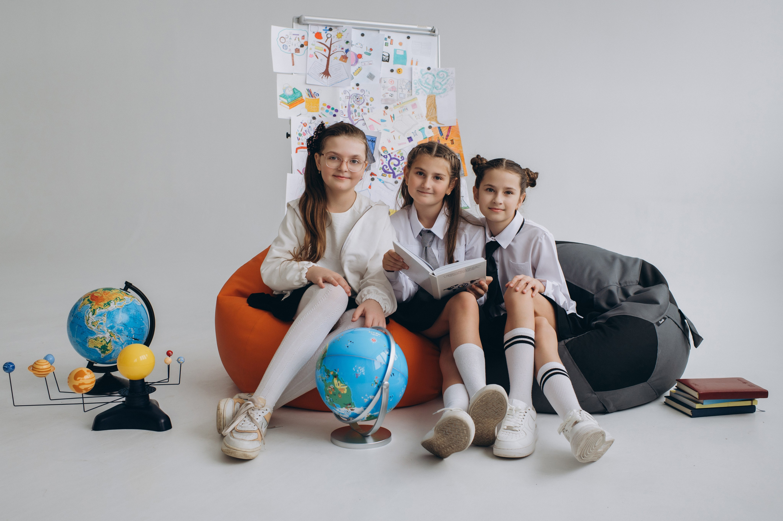 Фотосесія школярів у студії на шкільні фотоальбоми віньєтки Тернопіль, фотосесія випускників Тернопіль, шкільні фотокниги Тернопіль. Сімейний, дитячий та індивідуальний фотограф в м. Тернопіль, м. Львів