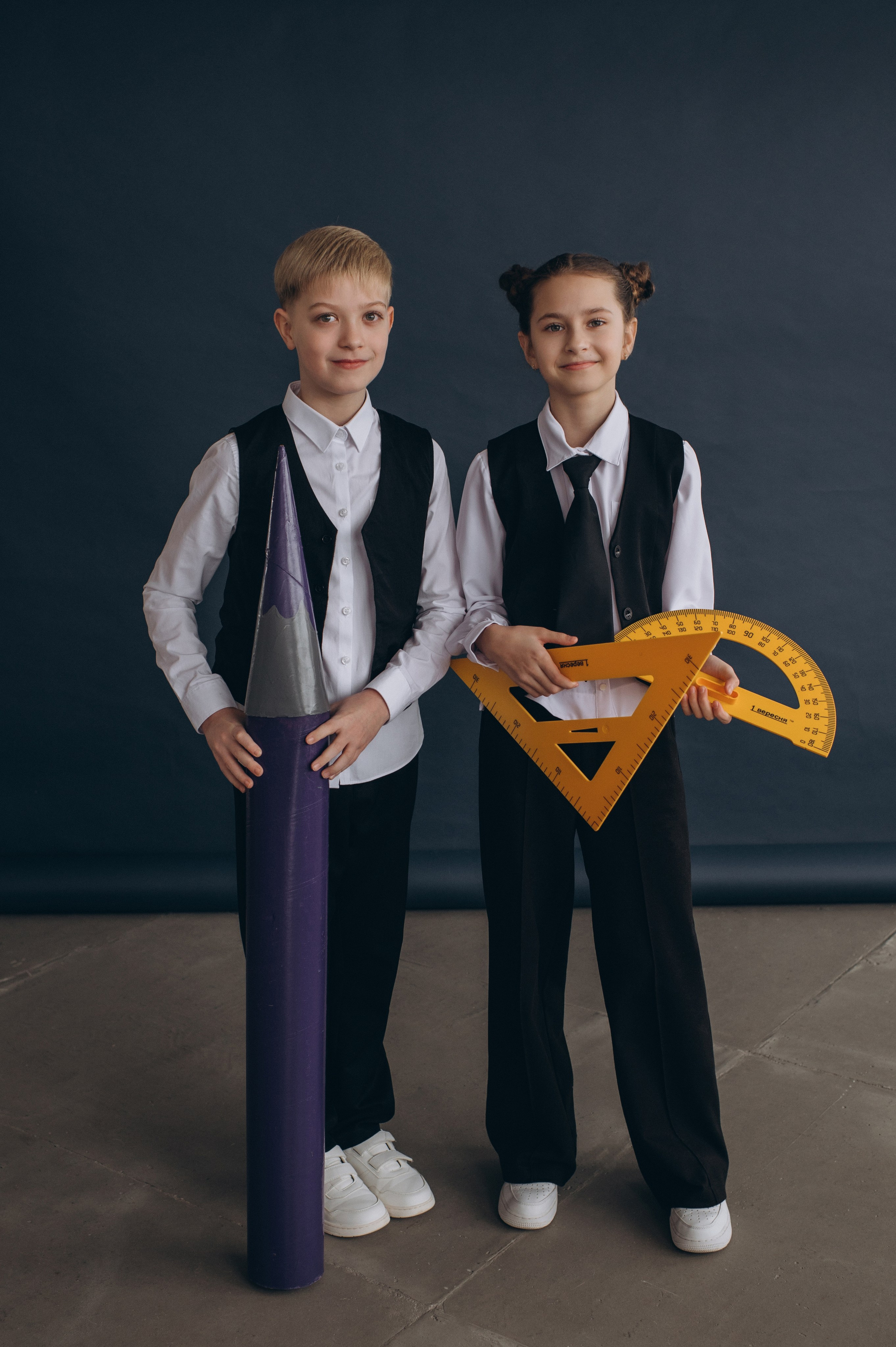 Фотосесія школярів у студії на шкільні фотоальбоми віньєтки Тернопіль, фотосесія випускників Тернопіль, шкільні фотокниги Тернопіль. Сімейний, дитячий та індивідуальний фотограф в м. Тернопіль, м. Львів