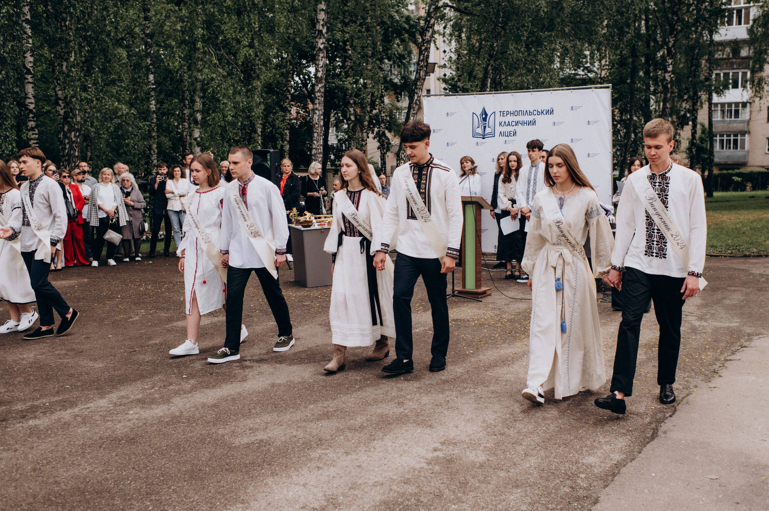 Фотосесія останнього дзвоника, фотосесія випускників Тернопіль, випускний 2024. Сімейний, дитячий та індивідуальний фотограф в м. Тернопіль, м. Львів