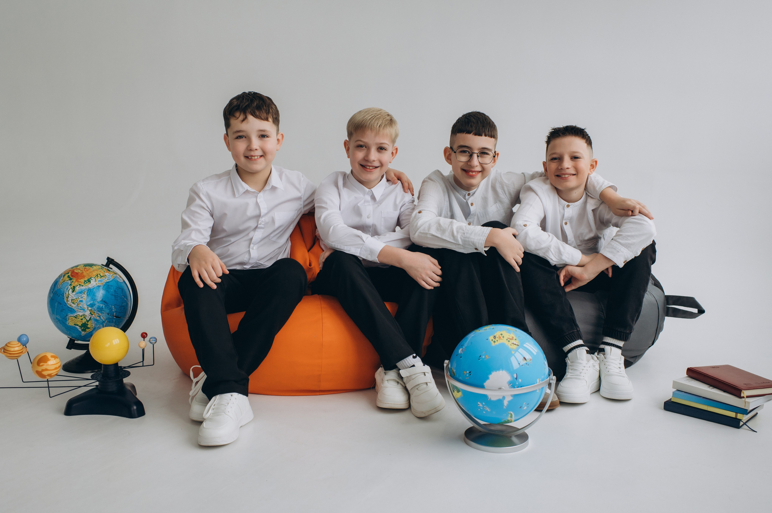 Фотосесія школярів у студії на шкільні фотоальбоми віньєтки Тернопіль, фотосесія випускників Тернопіль, шкільні фотокниги Тернопіль. Сімейний, дитячий та індивідуальний фотограф в м. Тернопіль, м. Львів