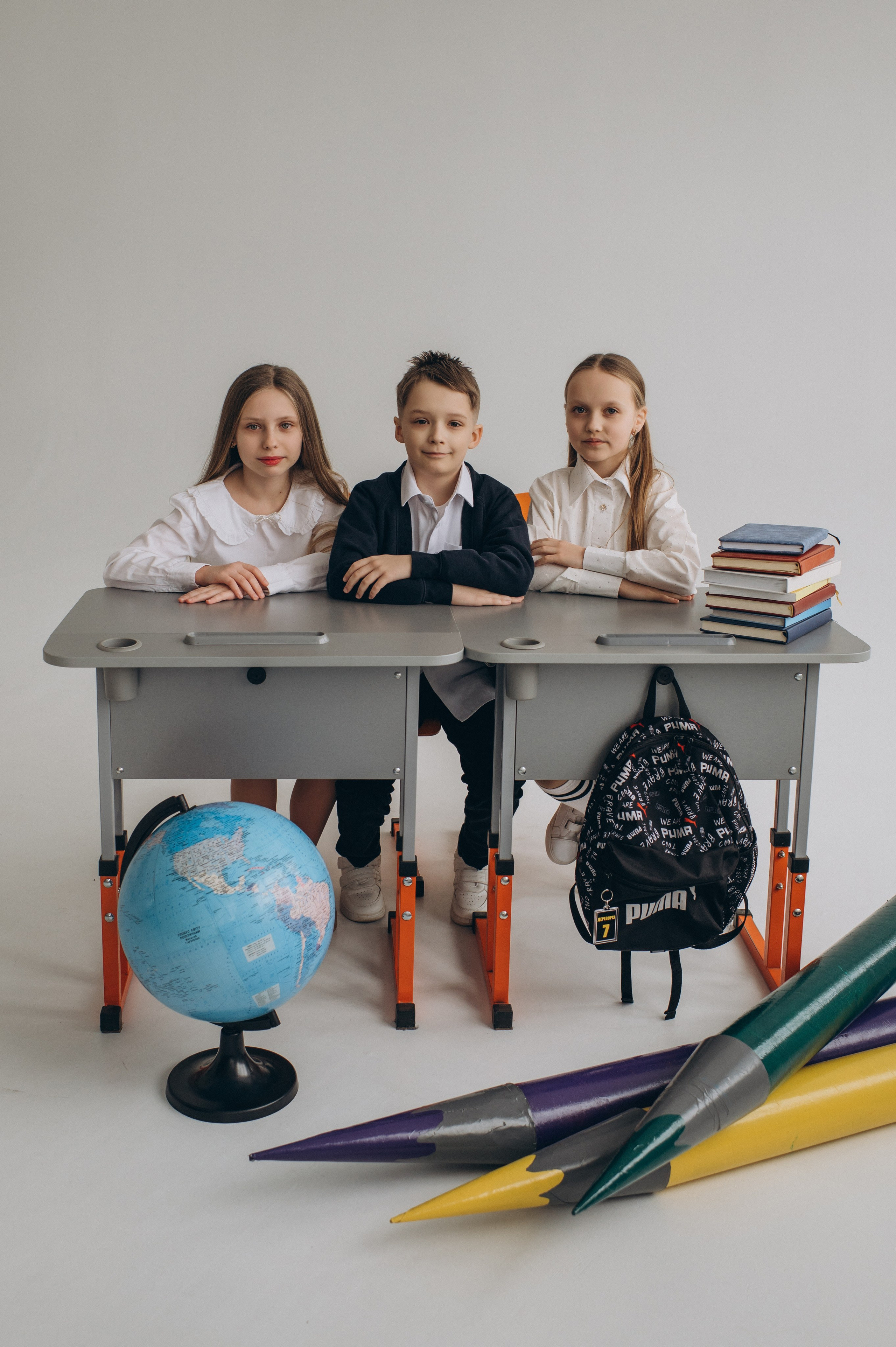 Фотосесія школярів у студії на шкільні фотоальбоми віньєтки Тернопіль, фотосесія випускників Тернопіль, шкільні фотокниги Тернопіль. Сімейний, дитячий та індивідуальний фотограф в м. Тернопіль, м. Львів