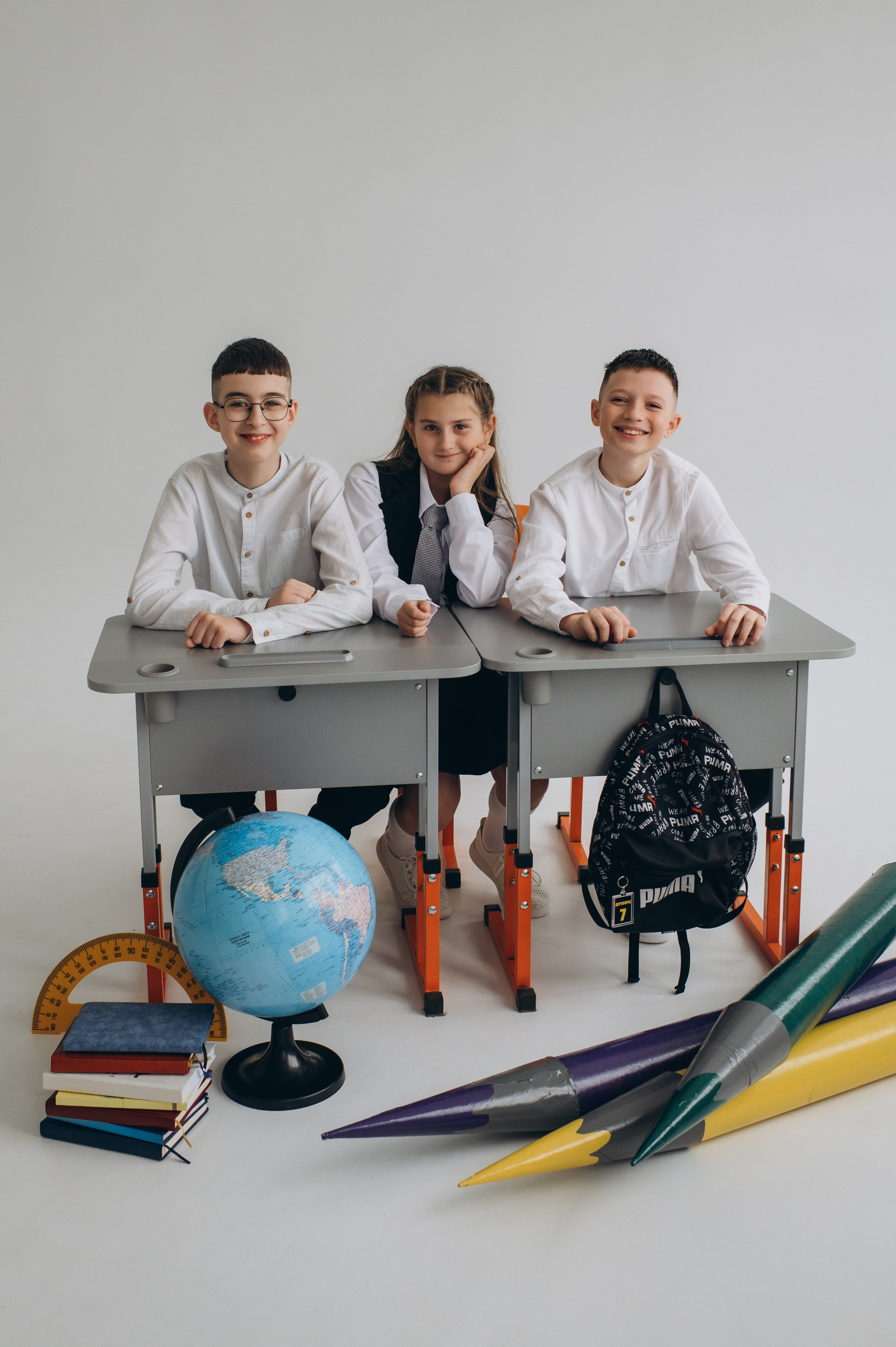 Фотосесія школярів у студії на шкільні фотоальбоми віньєтки Тернопіль, фотосесія випускників Тернопіль, шкільні фотокниги Тернопіль. Сімейний, дитячий та індивідуальний фотограф в м. Тернопіль, м. Львів