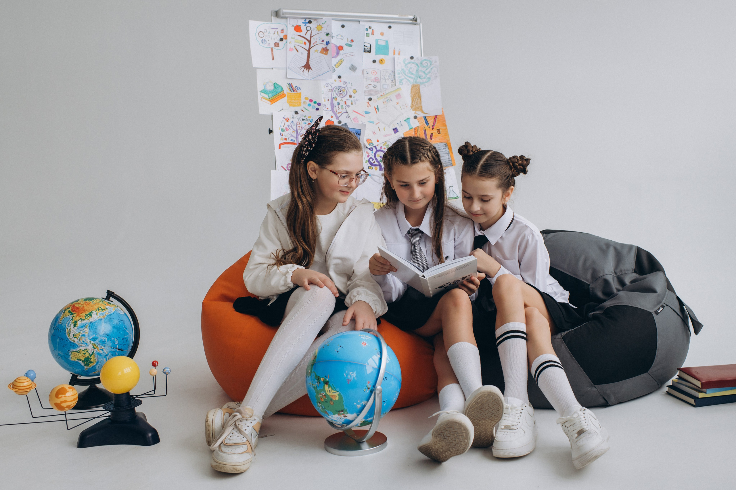 Фотосесія школярів у студії на шкільні фотоальбоми віньєтки Тернопіль, фотосесія випускників Тернопіль, шкільні фотокниги Тернопіль. Сімейний, дитячий та індивідуальний фотограф в м. Тернопіль, м. Львів