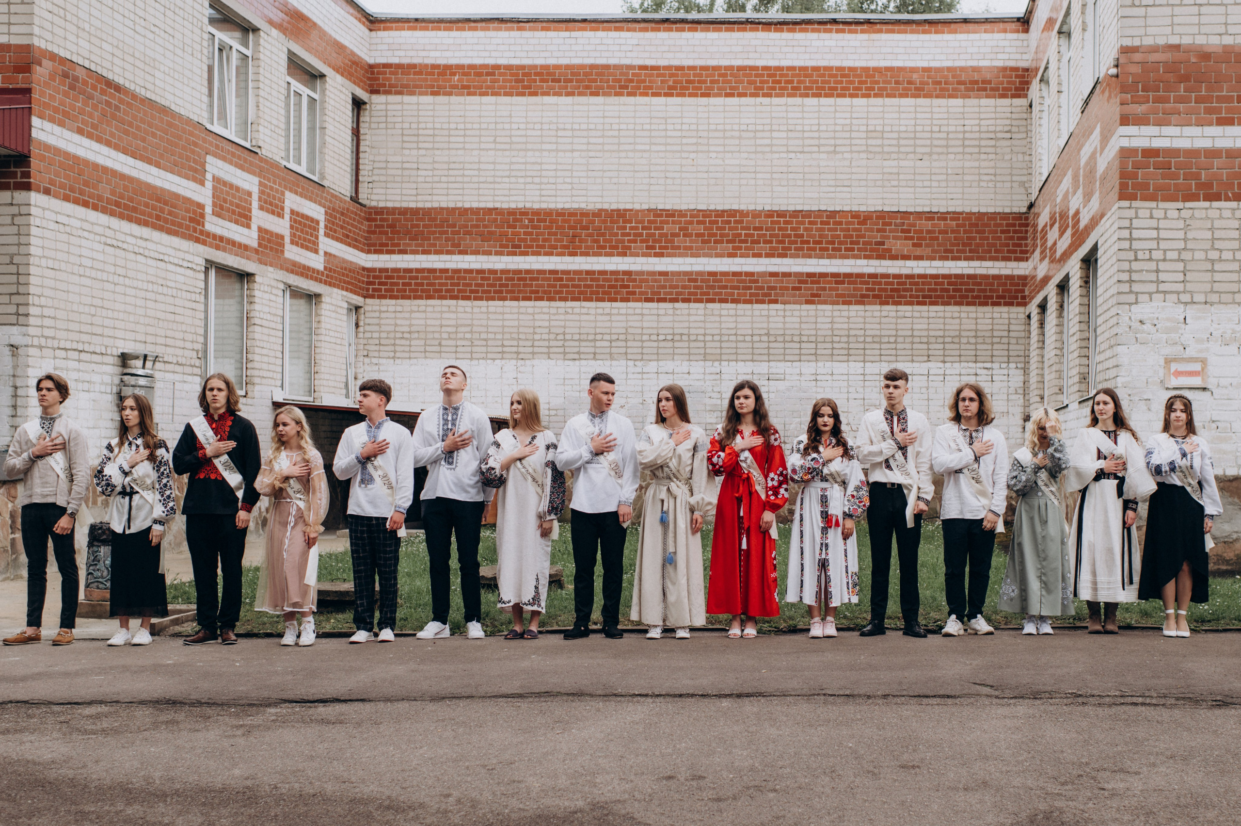 Фотосесія останнього дзвоника, фотосесія випускників Тернопіль, випускний 2024. Сімейний, дитячий та індивідуальний фотограф в м. Тернопіль, м. Львів