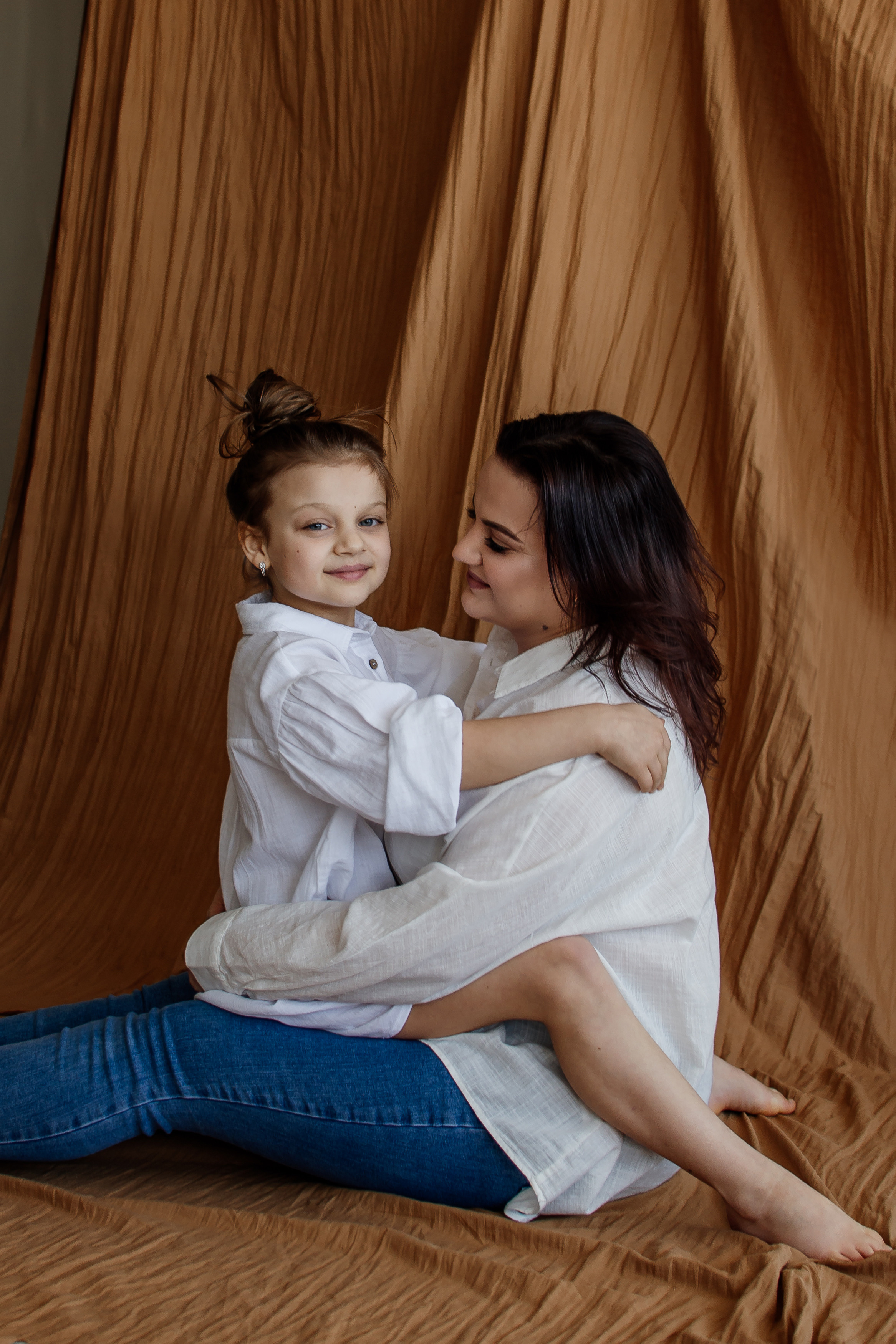 Мама і донечка. Студійна сімейна фотосесія. Сімейний, дитячий та індивідуальний фотограф в м. Тернопіль, м. Львів