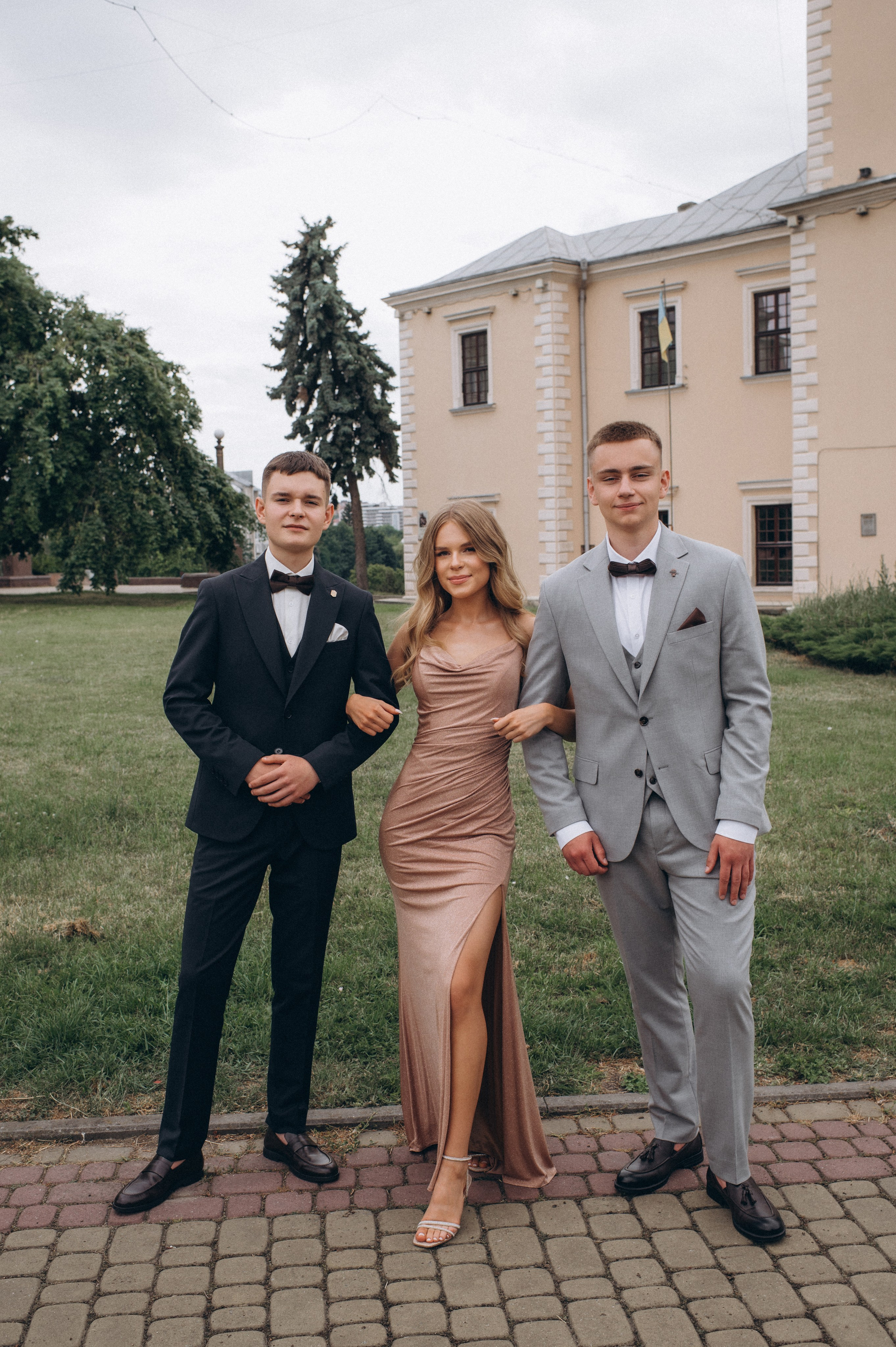 Випускники 2025, фотосесія випускного Тернопіль, фотосесія випускників Тернопіль, зйомка випускного, фотосесія випускного. Сімейний, дитячий та індивідуальний фотограф в м. Тернопіль, м. Львів