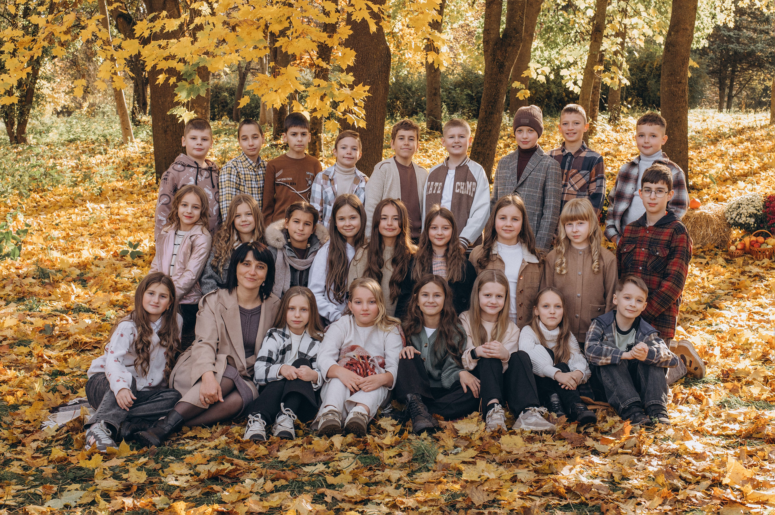 Осіння фотосесія 4 класу на віньєтки, випускні фотоальбоми Тернопіль, фотосесія випускників Тернопіль, шкільний випускний альбом Тернопіль. Сімейний, дитячий та індивідуальний фотограф в м. Тернопіль, м. Львів