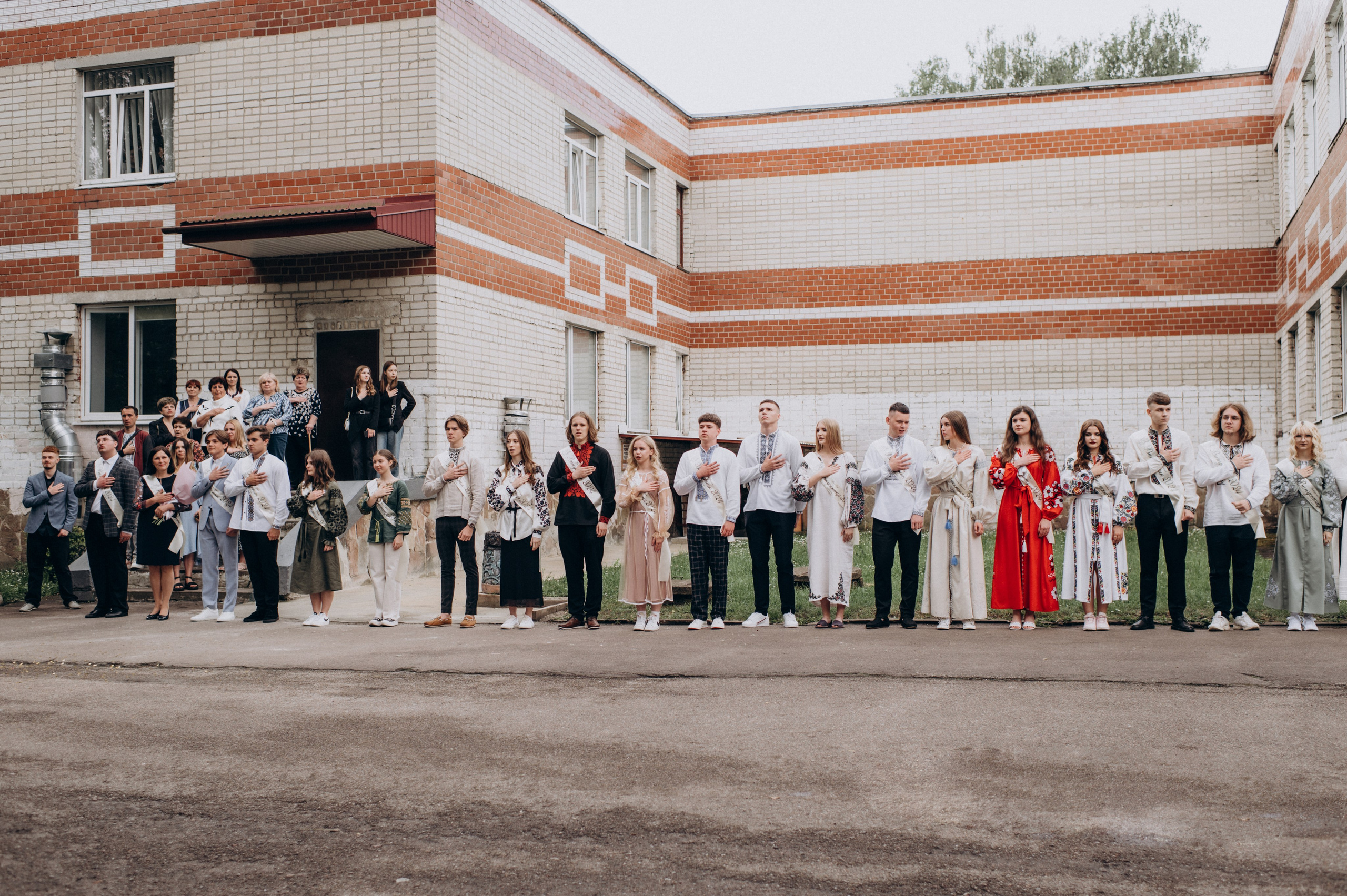 Фотосесія останнього дзвоника, фотосесія випускників Тернопіль, випускний 2024. Сімейний, дитячий та індивідуальний фотограф в м. Тернопіль, м. Львів