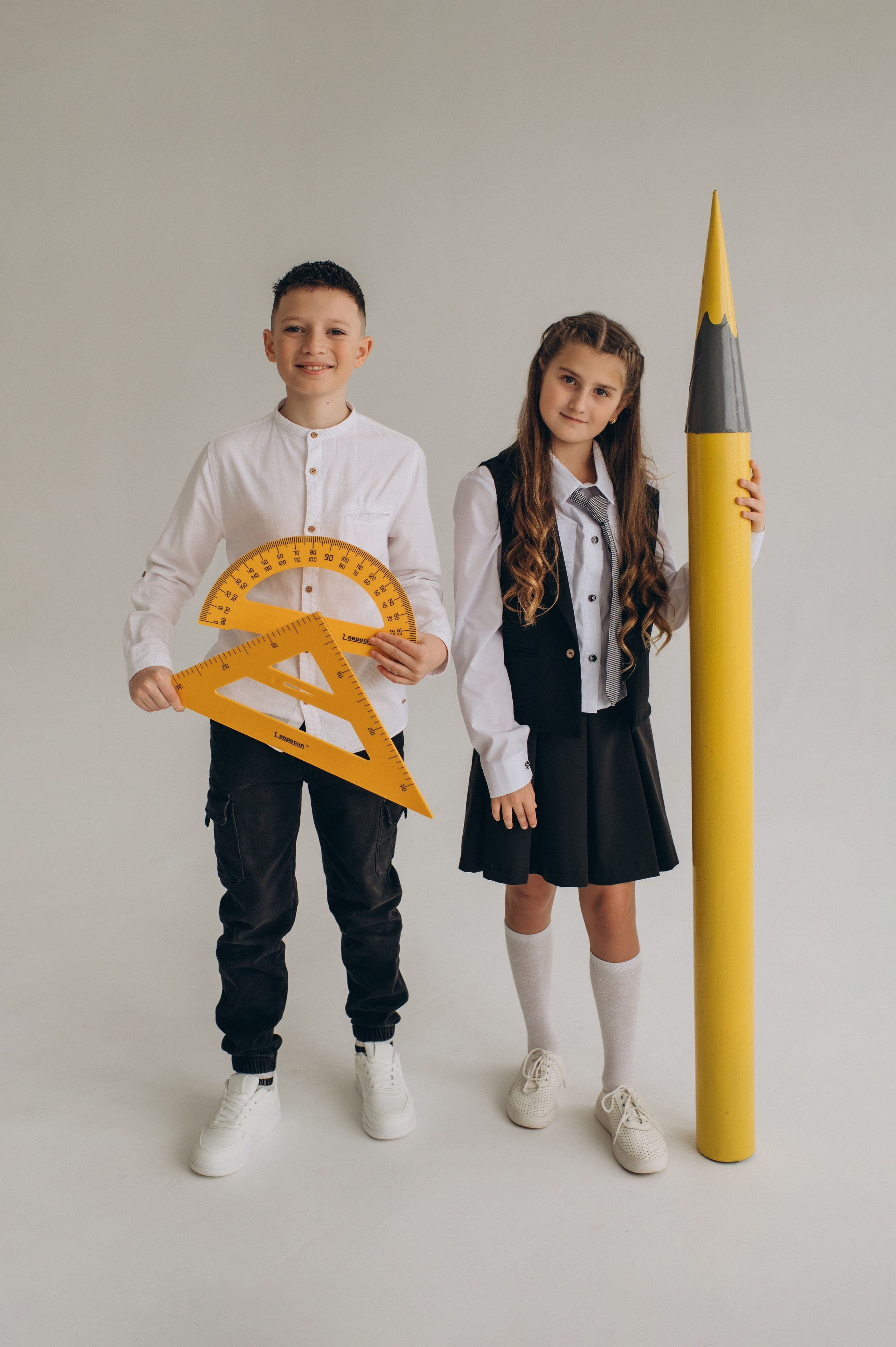 Фотосесія школярів у студії на шкільні фотоальбоми віньєтки Тернопіль, фотосесія випускників Тернопіль, шкільні фотокниги Тернопіль. Сімейний, дитячий та індивідуальний фотограф в м. Тернопіль, м. Львів