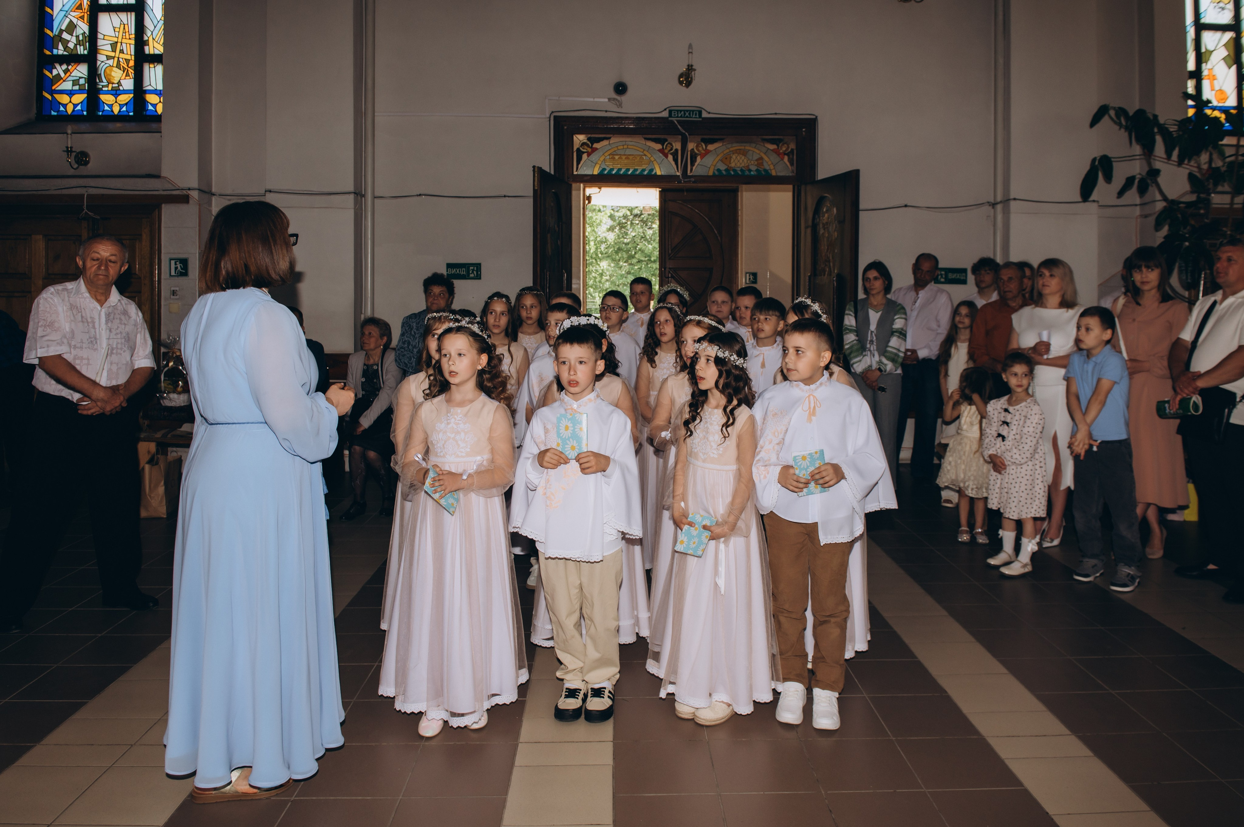 Фотосесія Причастя Тернопіль церква Св Михаїла, фотограф на Причастя Тернопіль, фотосесія Літургії Причастя Тернопіль. Сімейний, дитячий та індивідуальний фотограф в м. Тернопіль, м. Львів