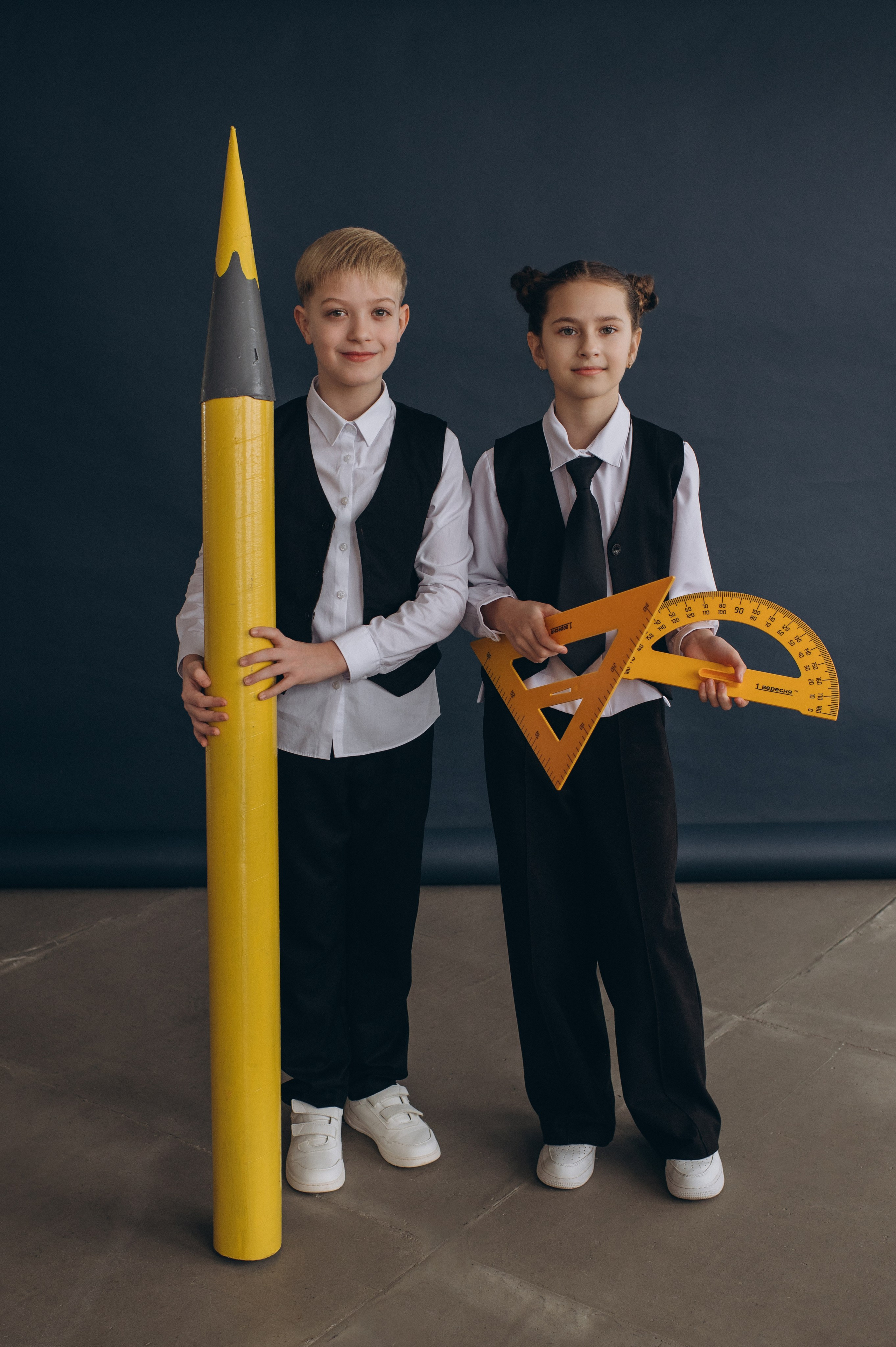 Фотосесія школярів у студії на шкільні фотоальбоми віньєтки Тернопіль, фотосесія випускників Тернопіль, шкільні фотокниги Тернопіль. Сімейний, дитячий та індивідуальний фотограф в м. Тернопіль, м. Львів