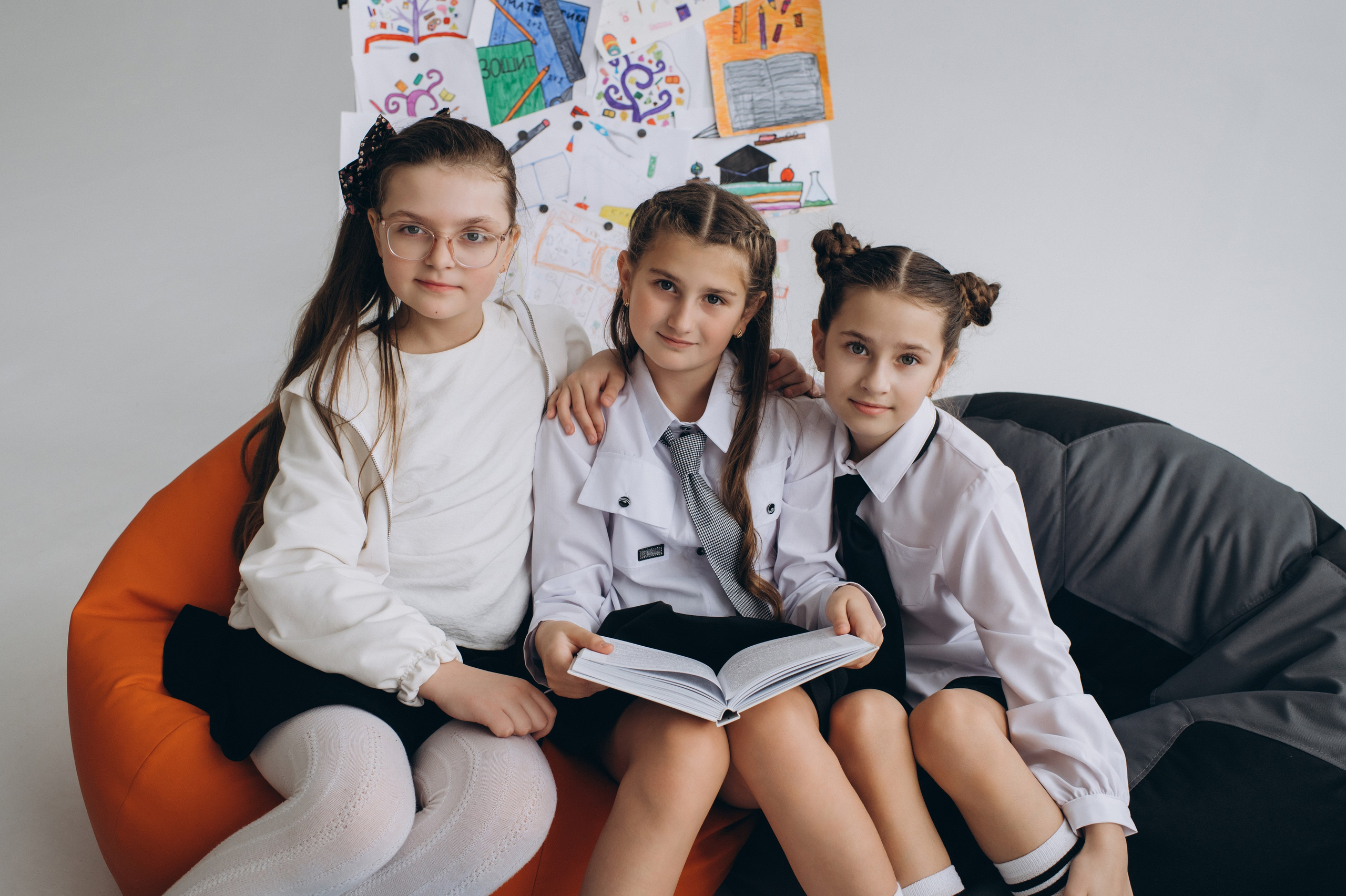 Фотосесія школярів у студії на шкільні фотоальбоми віньєтки Тернопіль, фотосесія випускників Тернопіль, шкільні фотокниги Тернопіль. Сімейний, дитячий та індивідуальний фотограф в м. Тернопіль, м. Львів