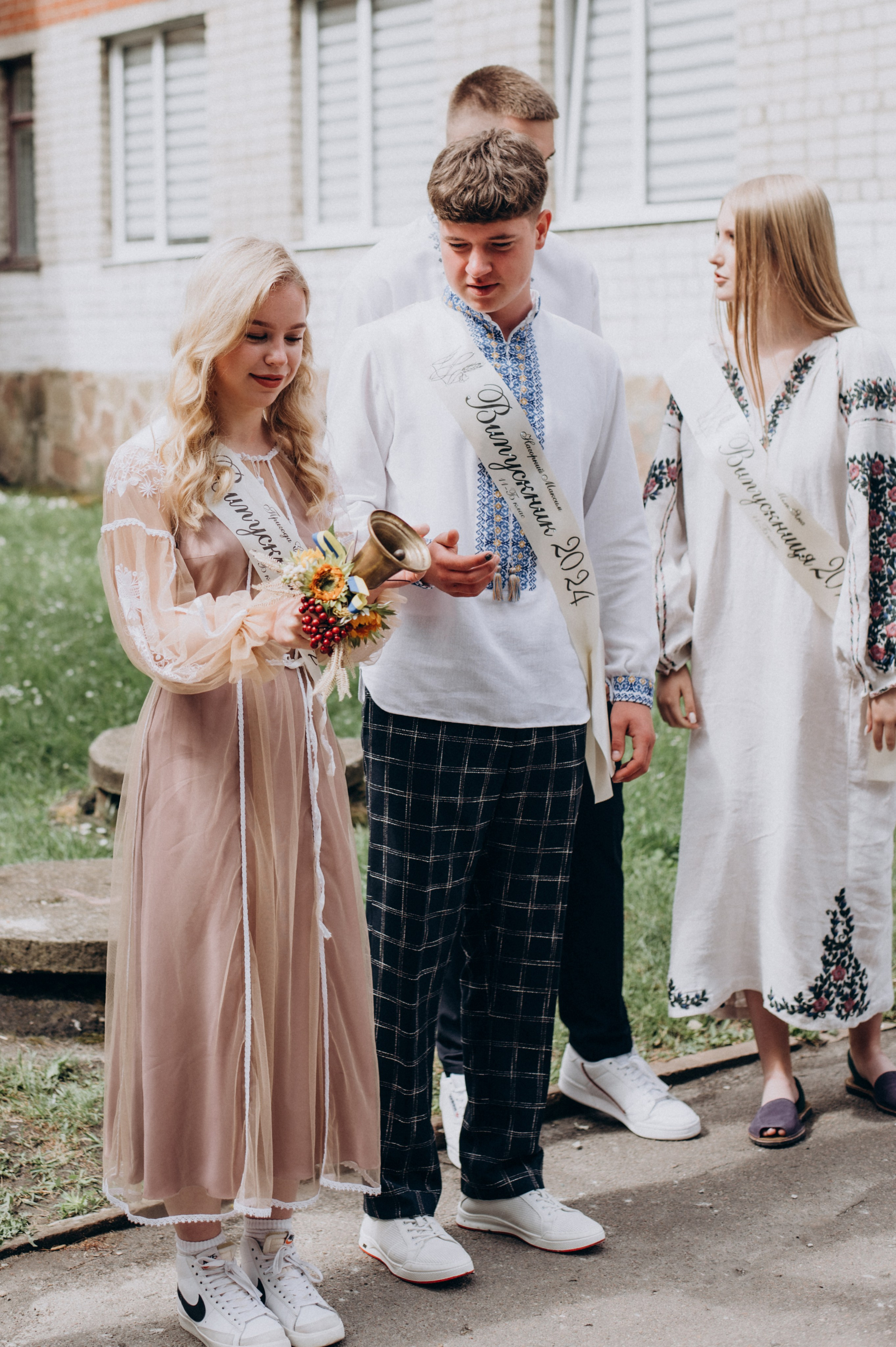 Фотосесія останнього дзвоника, фотосесія випускників Тернопіль, випускний 2024. Сімейний, дитячий та індивідуальний фотограф в м. Тернопіль, м. Львів