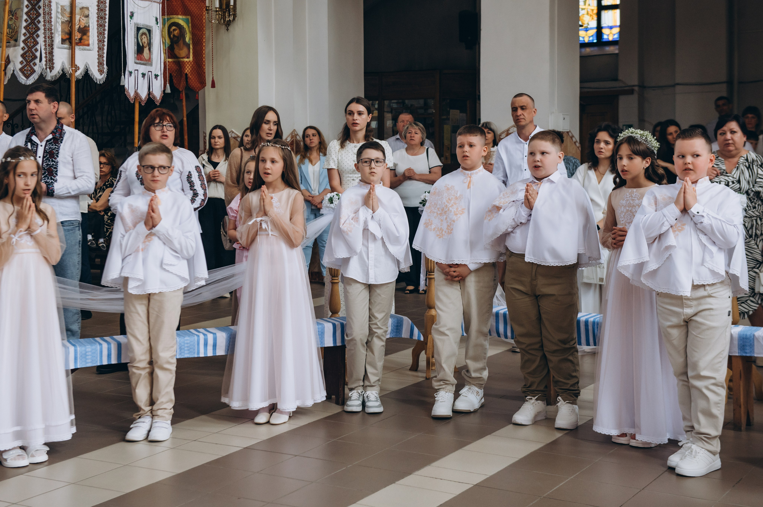 Фотосесія Причастя Тернопіль церква Св Михаїла, фотограф на Причастя Тернопіль, фотосесія Літургії Причастя Тернопіль. Сімейний, дитячий та індивідуальний фотограф в м. Тернопіль, м. Львів