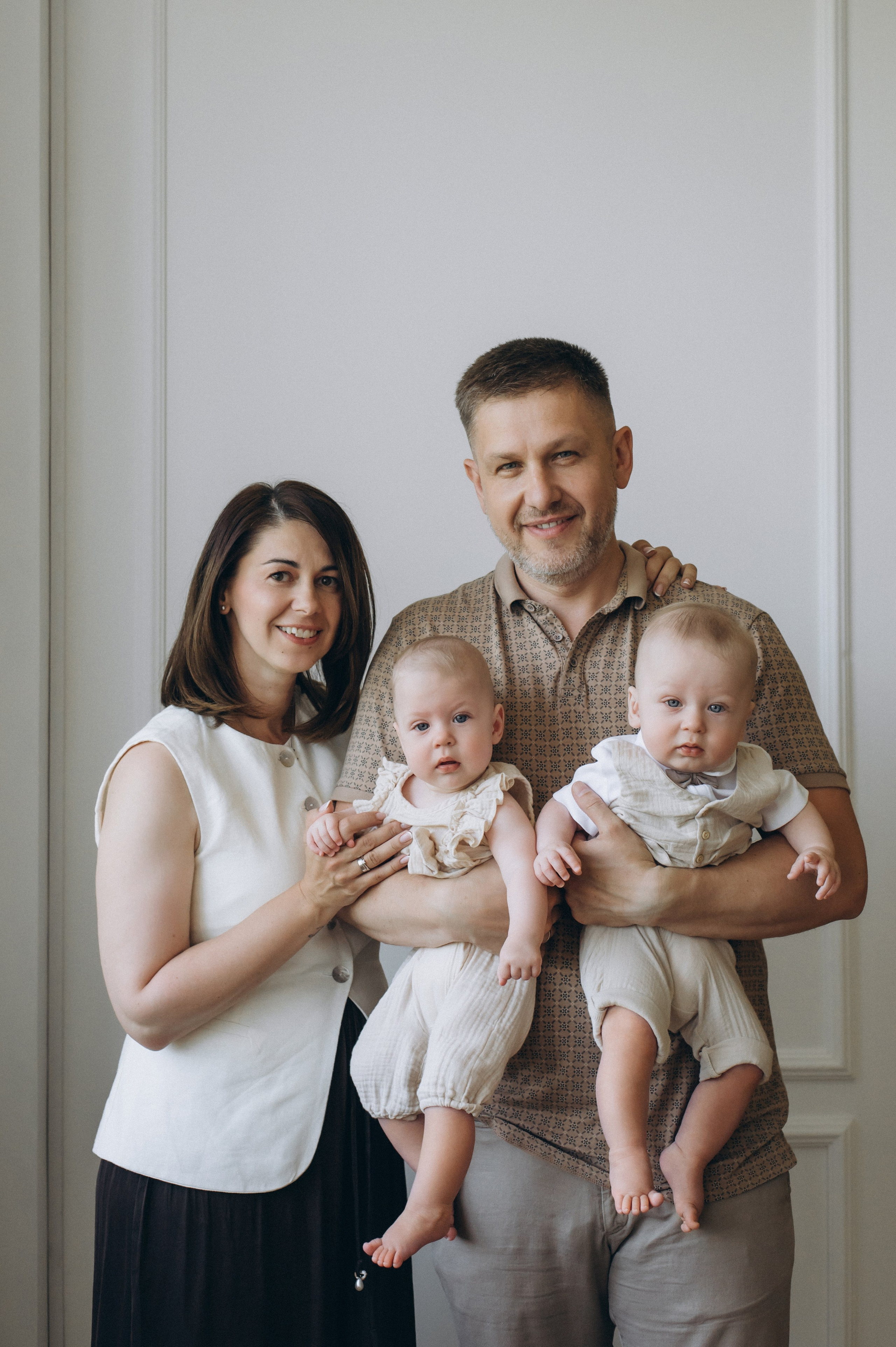 Сімейна фотосесія у студії Тернопіль, сімейний фотограф Тернопіль, сімейна зйомка Львів, фотосесія двійнят, фотосесія близнюків. Сімейний, дитячий та індивідуальний фотограф в м. Тернопіль, м. Львів