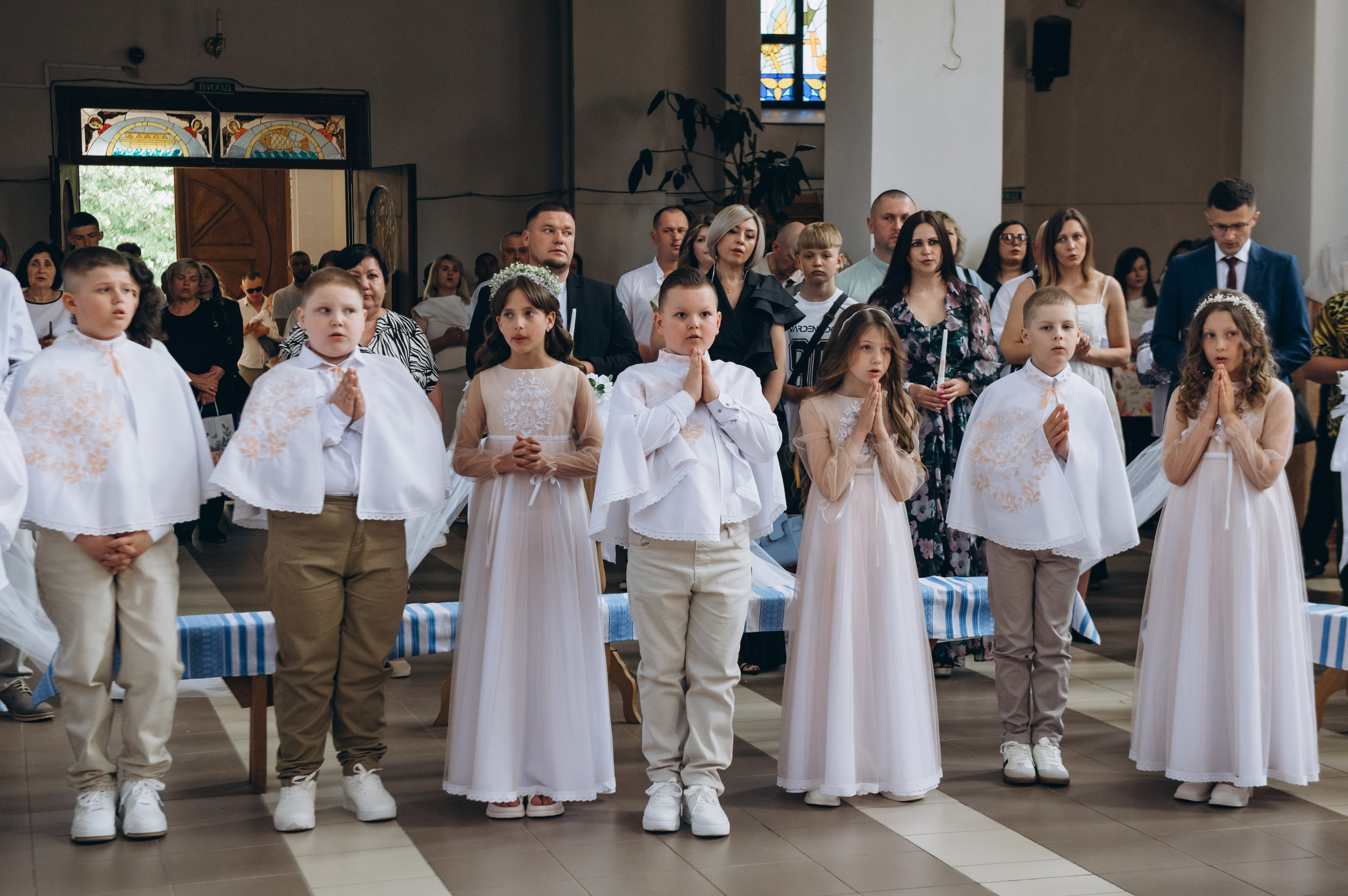 Фотосесія Причастя Тернопіль церква Св Михаїла, фотограф на Причастя Тернопіль, фотосесія Літургії Причастя Тернопіль. Сімейний, дитячий та індивідуальний фотограф в м. Тернопіль, м. Львів