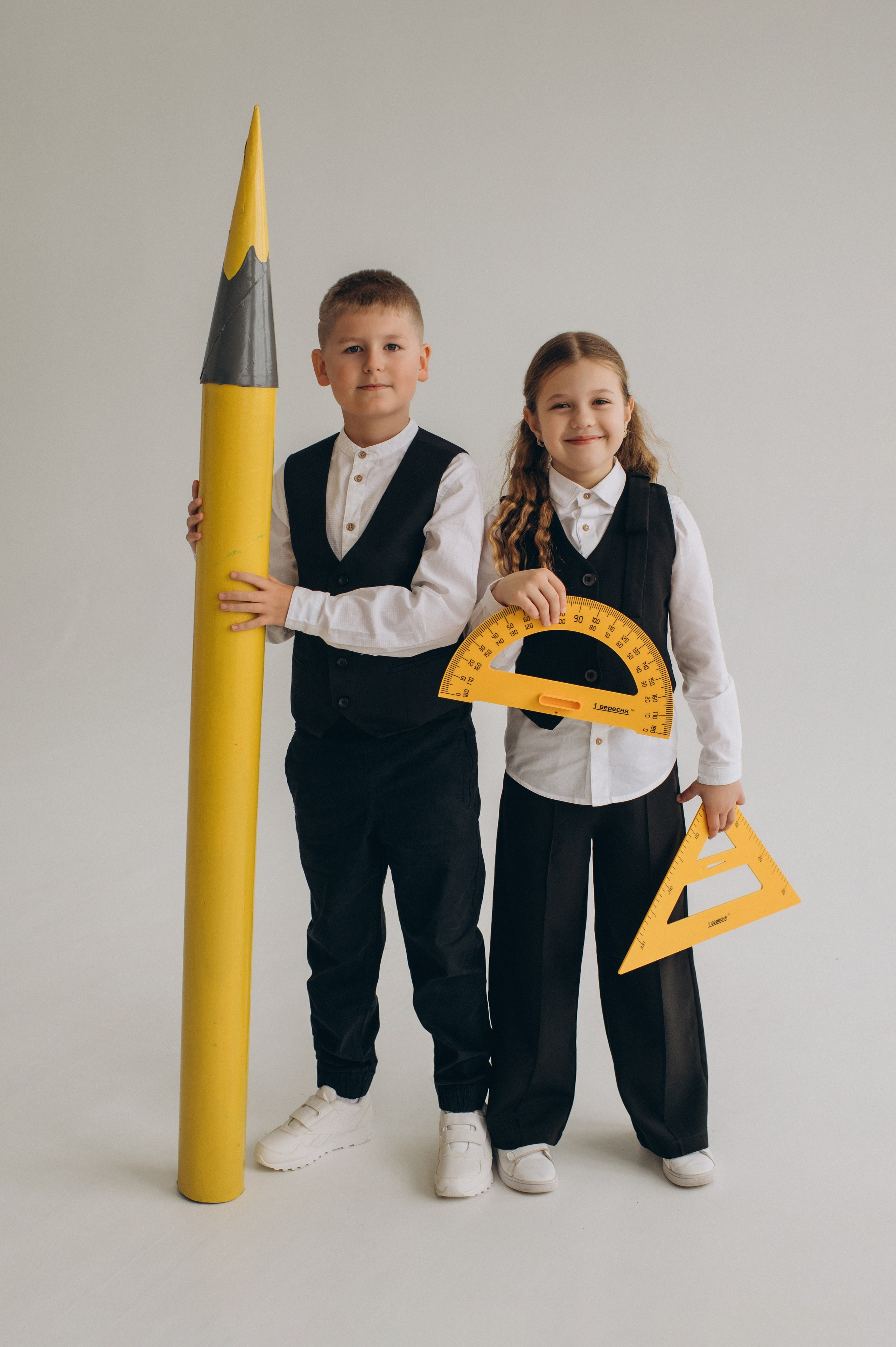 Фотосесія школярів у студії на шкільні фотоальбоми віньєтки Тернопіль, фотосесія випускників Тернопіль, шкільні фотокниги Тернопіль. Сімейний, дитячий та індивідуальний фотограф в м. Тернопіль, м. Львів