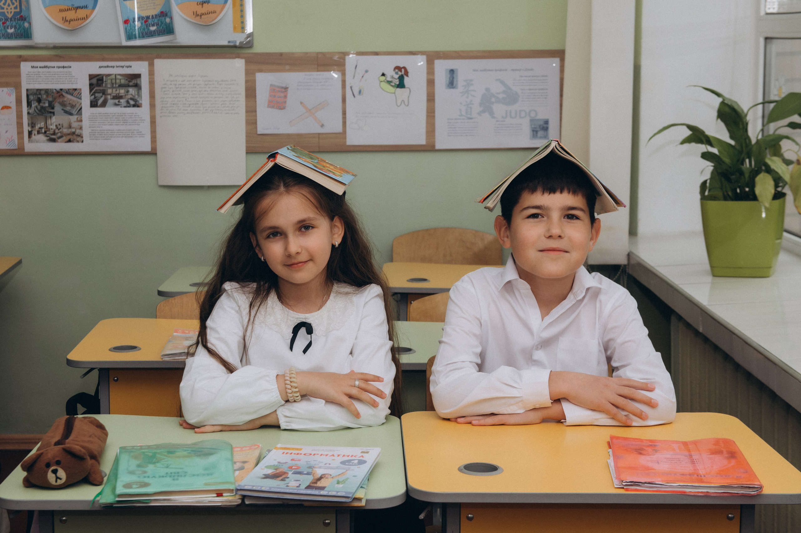 Шкільна фотосесія на віньєтки Тернопіль, фотосесія випускників Тернопіль, зйомка на віньєтки, шкільні фотоальбоми Тернопіль. Сімейний, дитячий та індивідуальний фотограф в м. Тернопіль, м. Львів