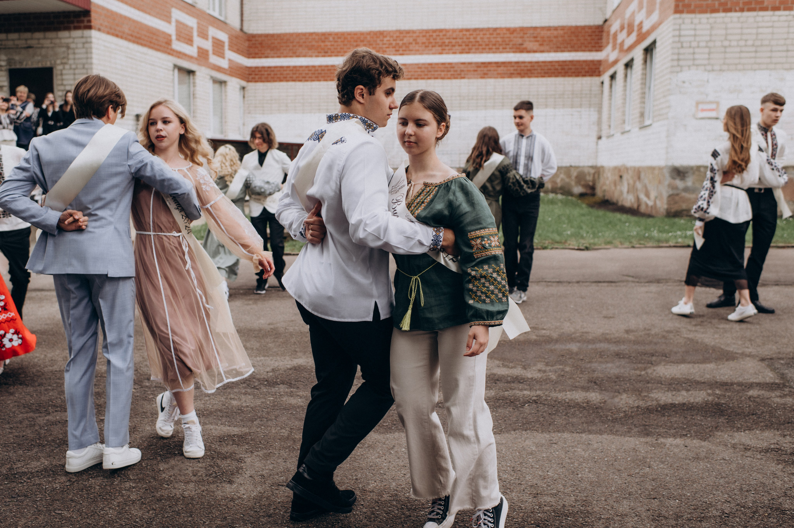 Фотосесія останнього дзвоника, фотосесія випускників Тернопіль, випускний 2024. Сімейний, дитячий та індивідуальний фотограф в м. Тернопіль, м. Львів