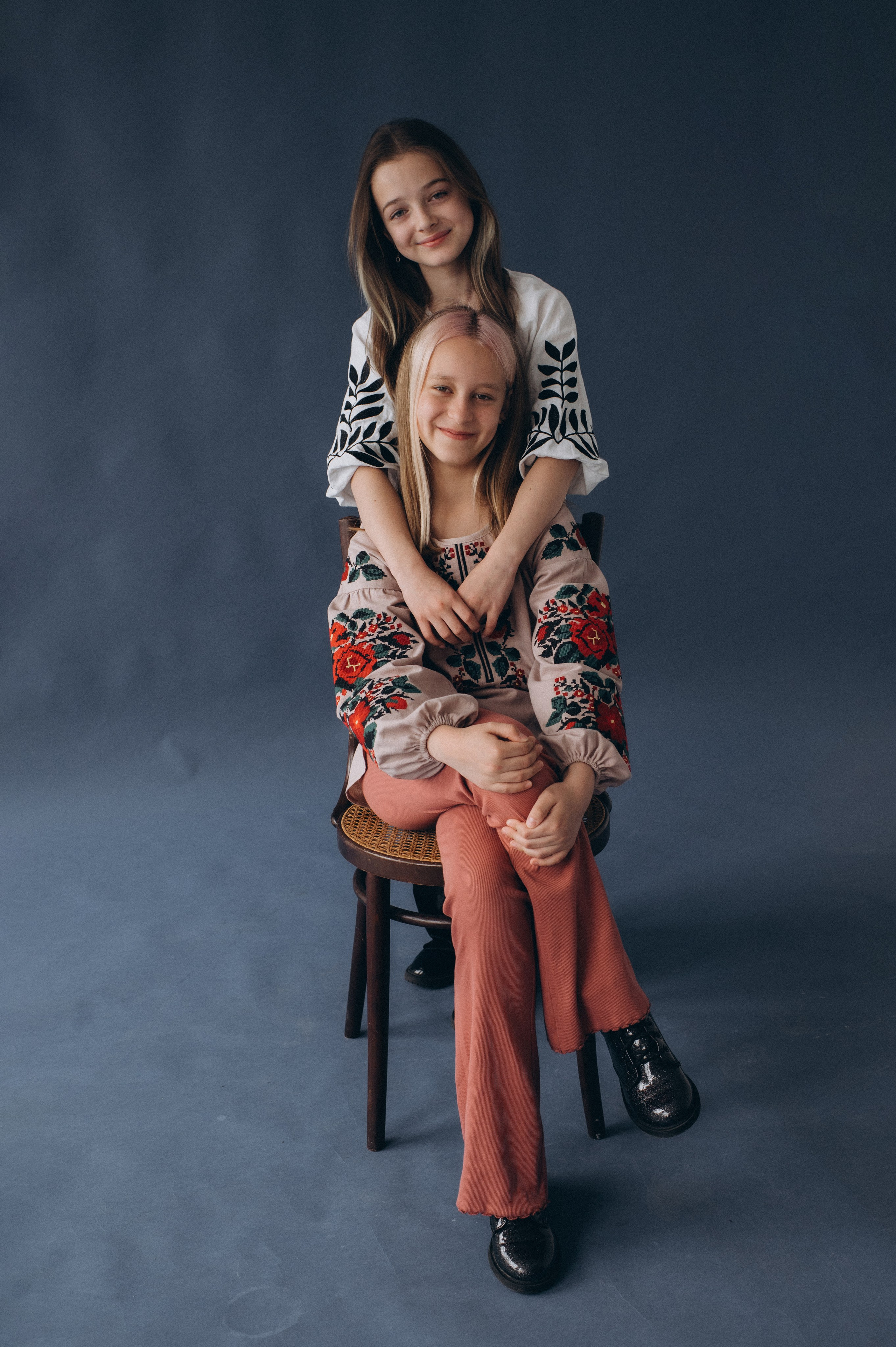 Шкільна фотосесія на віньєтки Тернопіль, фотосесія випускників Тернопіль, зйомка на віньєтки, шкільні фотоальбоми Тернопіль. Сімейний, дитячий та індивідуальний фотограф в м. Тернопіль, м. Львів