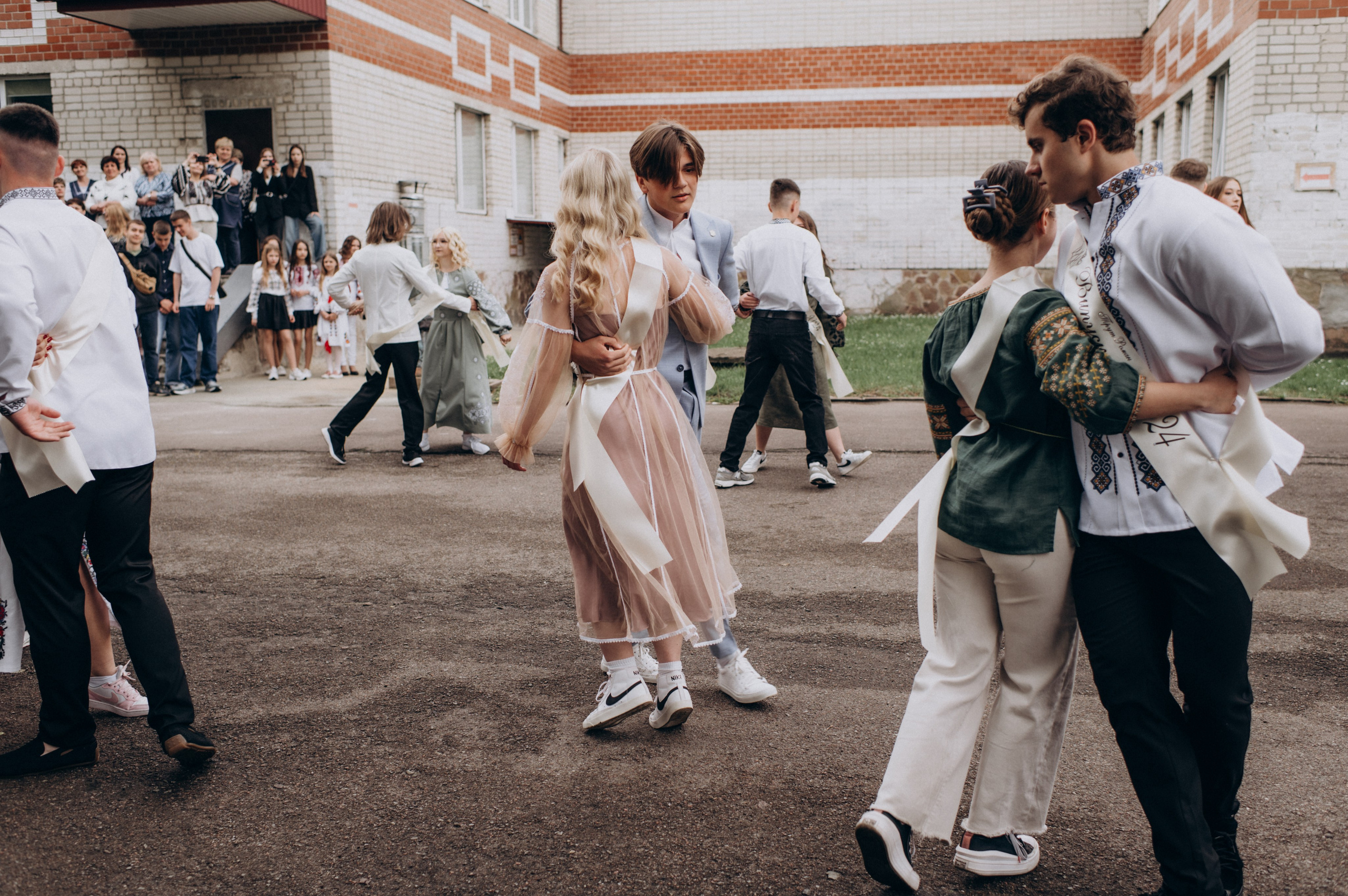 Фотосесія останнього дзвоника, фотосесія випускників Тернопіль, випускний 2024. Сімейний, дитячий та індивідуальний фотограф в м. Тернопіль, м. Львів