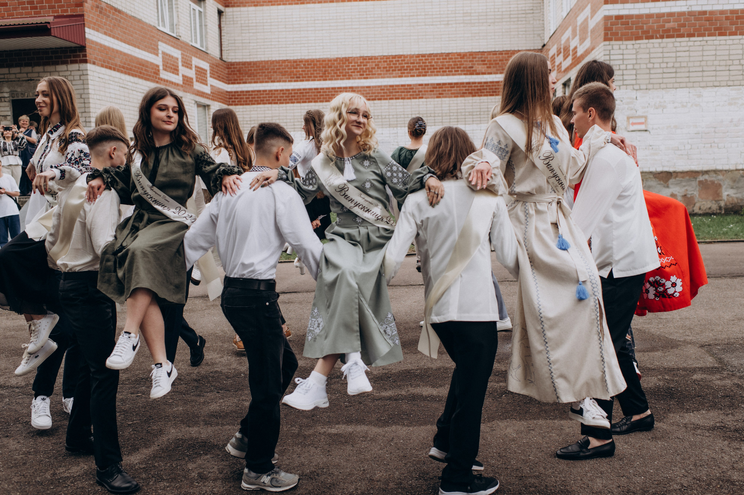 Фотосесія останнього дзвоника, фотосесія випускників Тернопіль, випускний 2024. Сімейний, дитячий та індивідуальний фотограф в м. Тернопіль, м. Львів