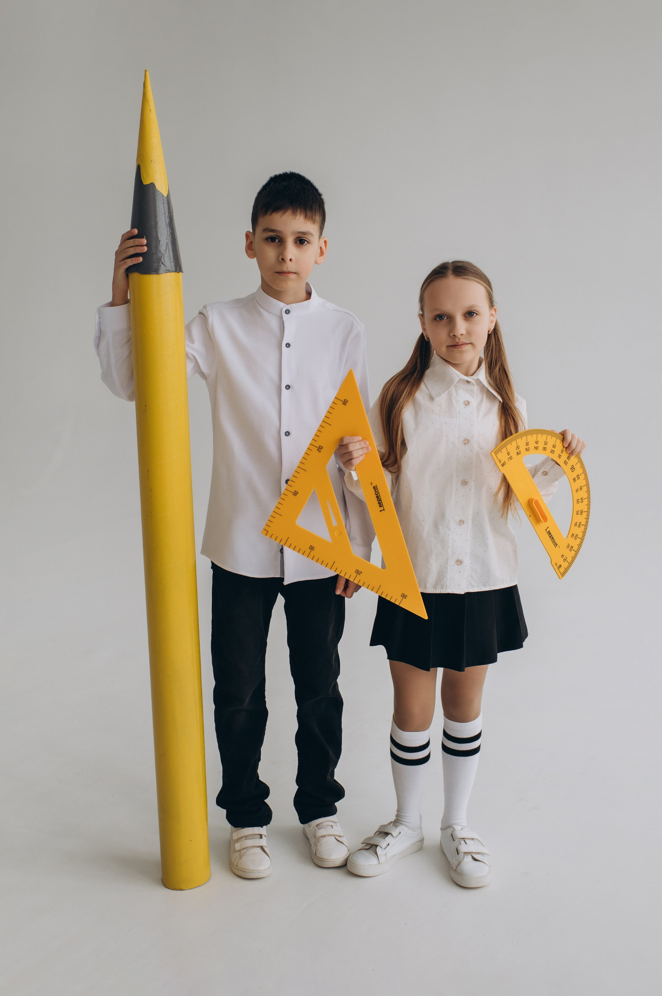 Фотосесія школярів у студії на шкільні фотоальбоми віньєтки Тернопіль, фотосесія випускників Тернопіль, шкільні фотокниги Тернопіль. Сімейний, дитячий та індивідуальний фотограф в м. Тернопіль, м. Львів