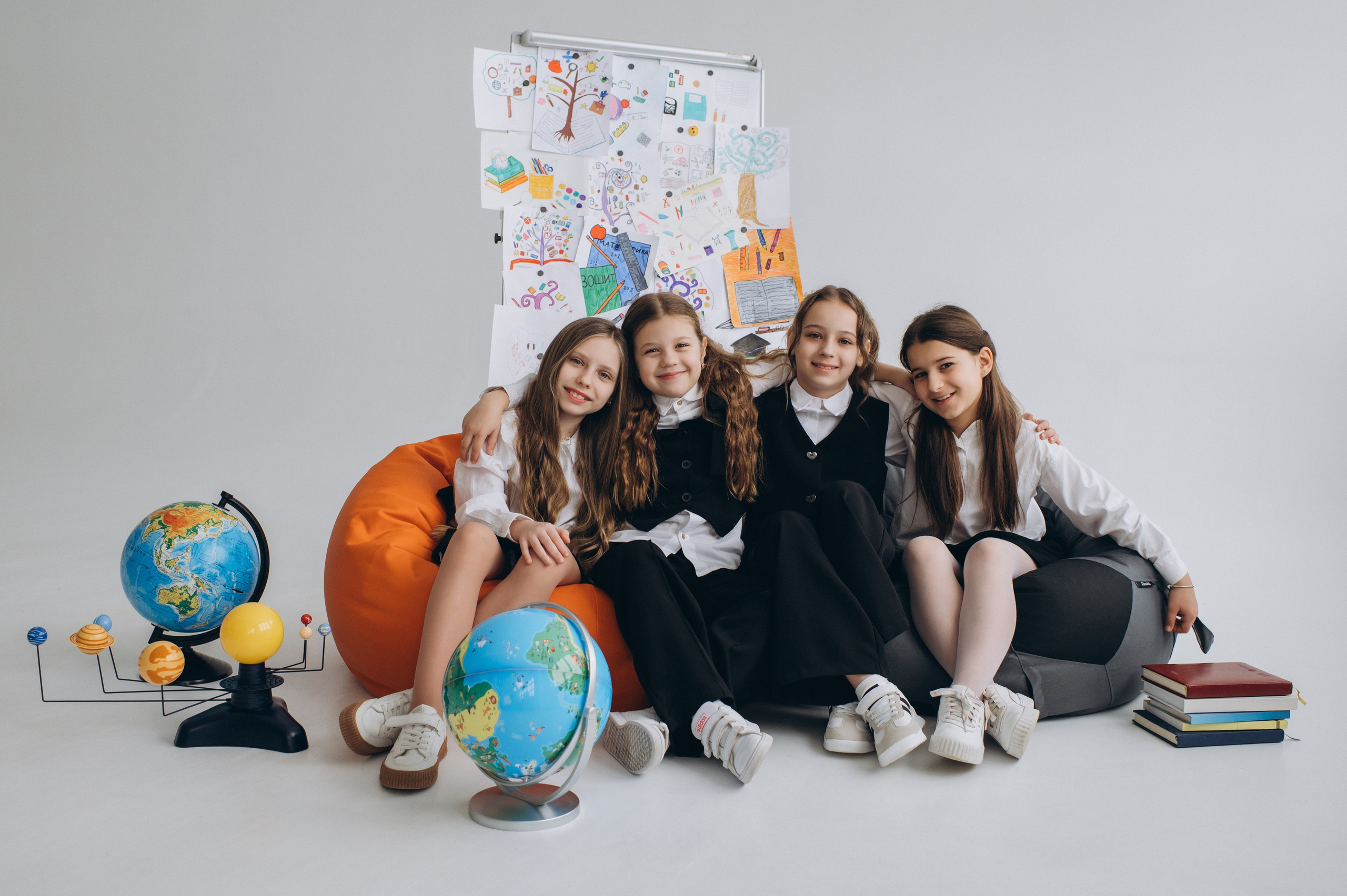 Фотосесія школярів у студії на шкільні фотоальбоми віньєтки Тернопіль, фотосесія випускників Тернопіль, шкільні фотокниги Тернопіль. Сімейний, дитячий та індивідуальний фотограф в м. Тернопіль, м. Львів