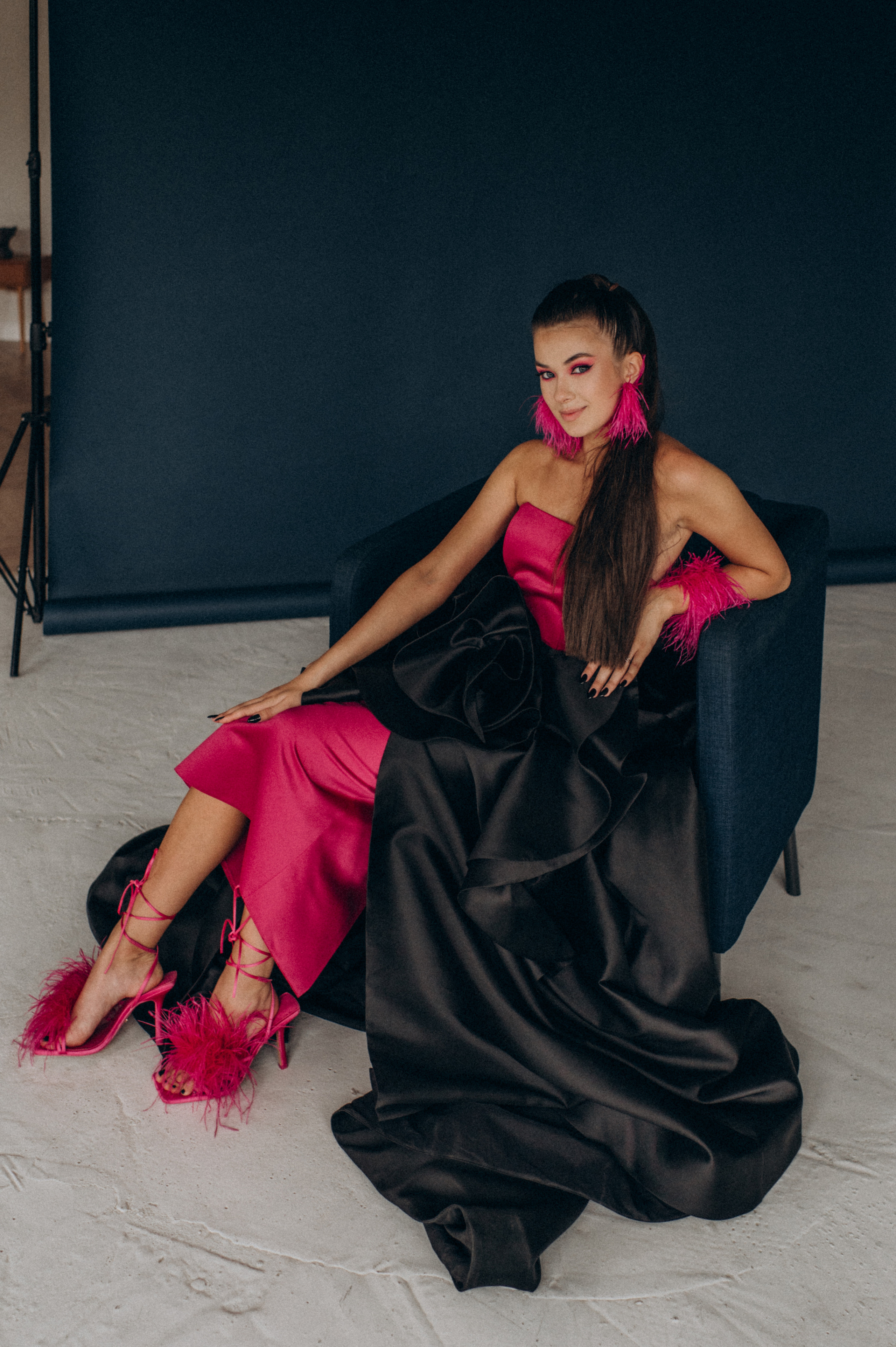 Випускниця, зйомка у студії, фотосесія випускного Тернопіль Львів. Сімейний, дитячий та індивідуальний фотограф в м. Тернопіль, м. Львів