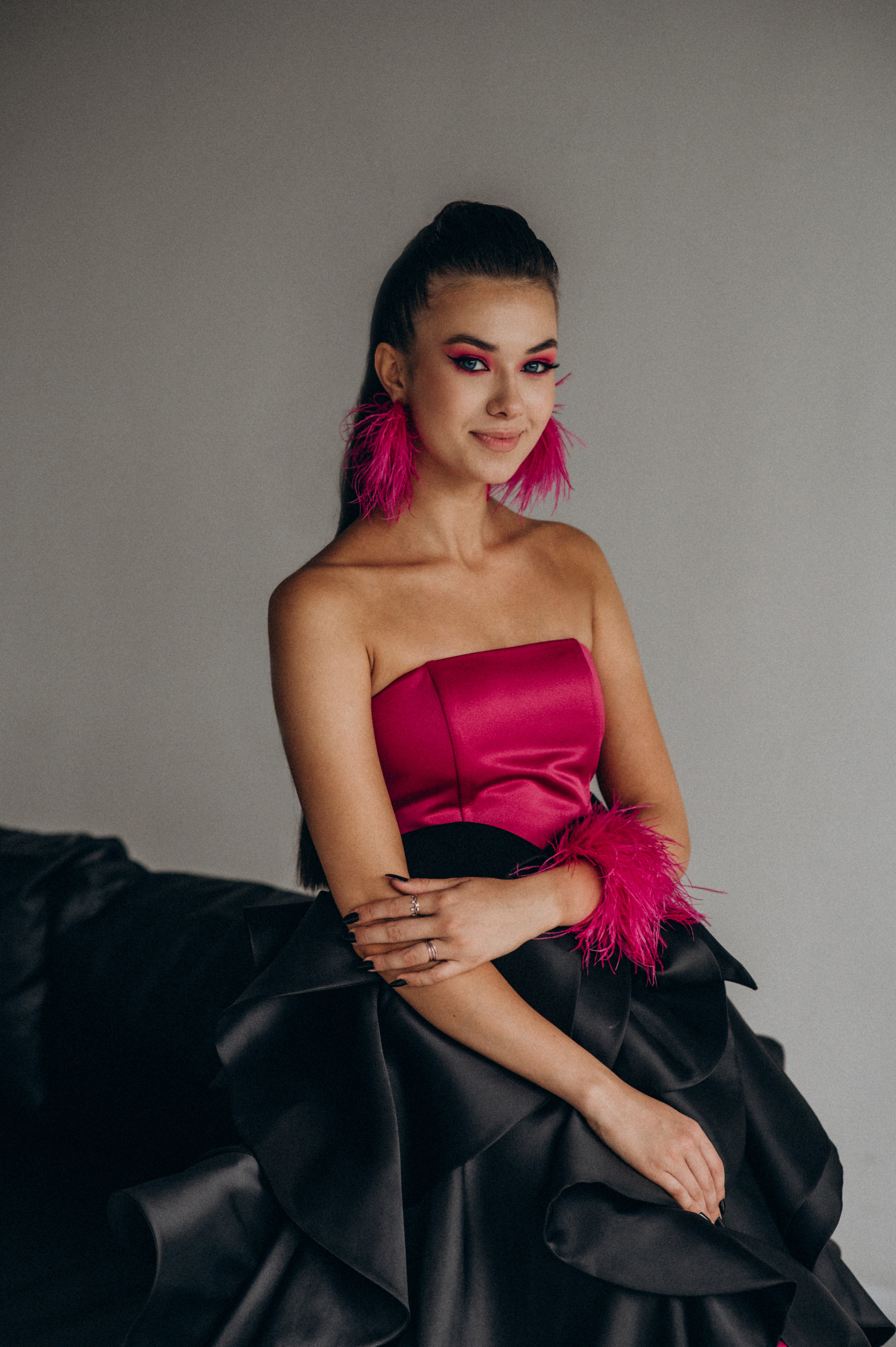 Випускниця, зйомка у студії, фотосесія випускного Тернопіль Львів. Сімейний, дитячий та індивідуальний фотограф в м. Тернопіль, м. Львів