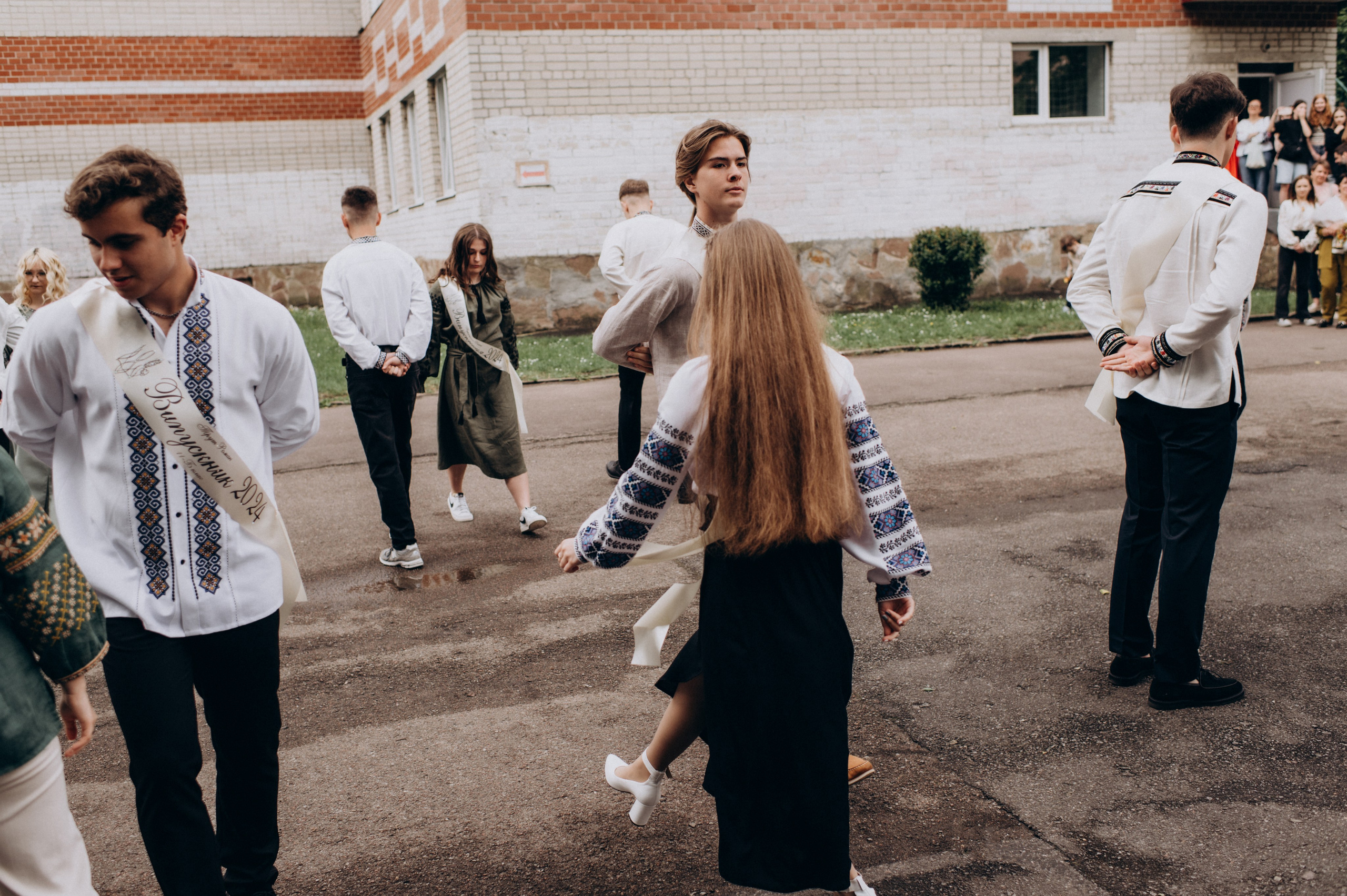 Фотосесія останнього дзвоника, фотосесія випускників Тернопіль, випускний 2024. Сімейний, дитячий та індивідуальний фотограф в м. Тернопіль, м. Львів