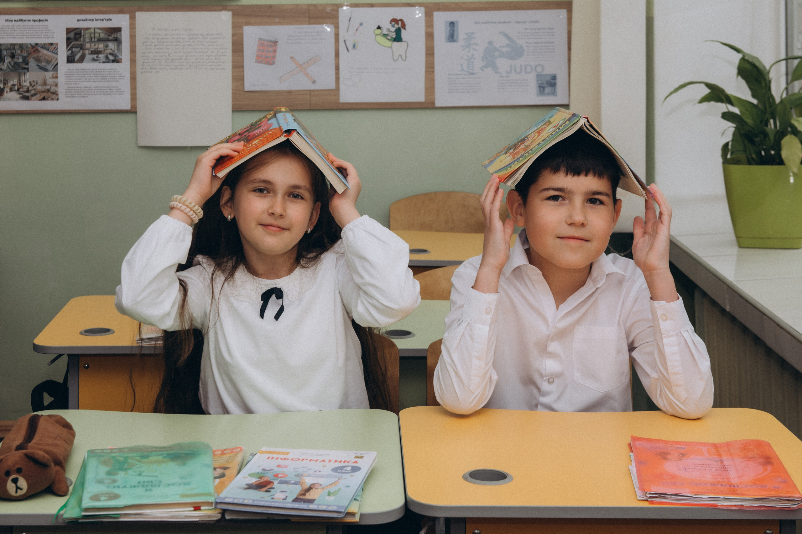 Шкільна фотосесія на віньєтки Тернопіль, фотосесія випускників Тернопіль, зйомка на віньєтки, шкільні фотоальбоми Тернопіль. Сімейний, дитячий та індивідуальний фотограф в м. Тернопіль, м. Львів