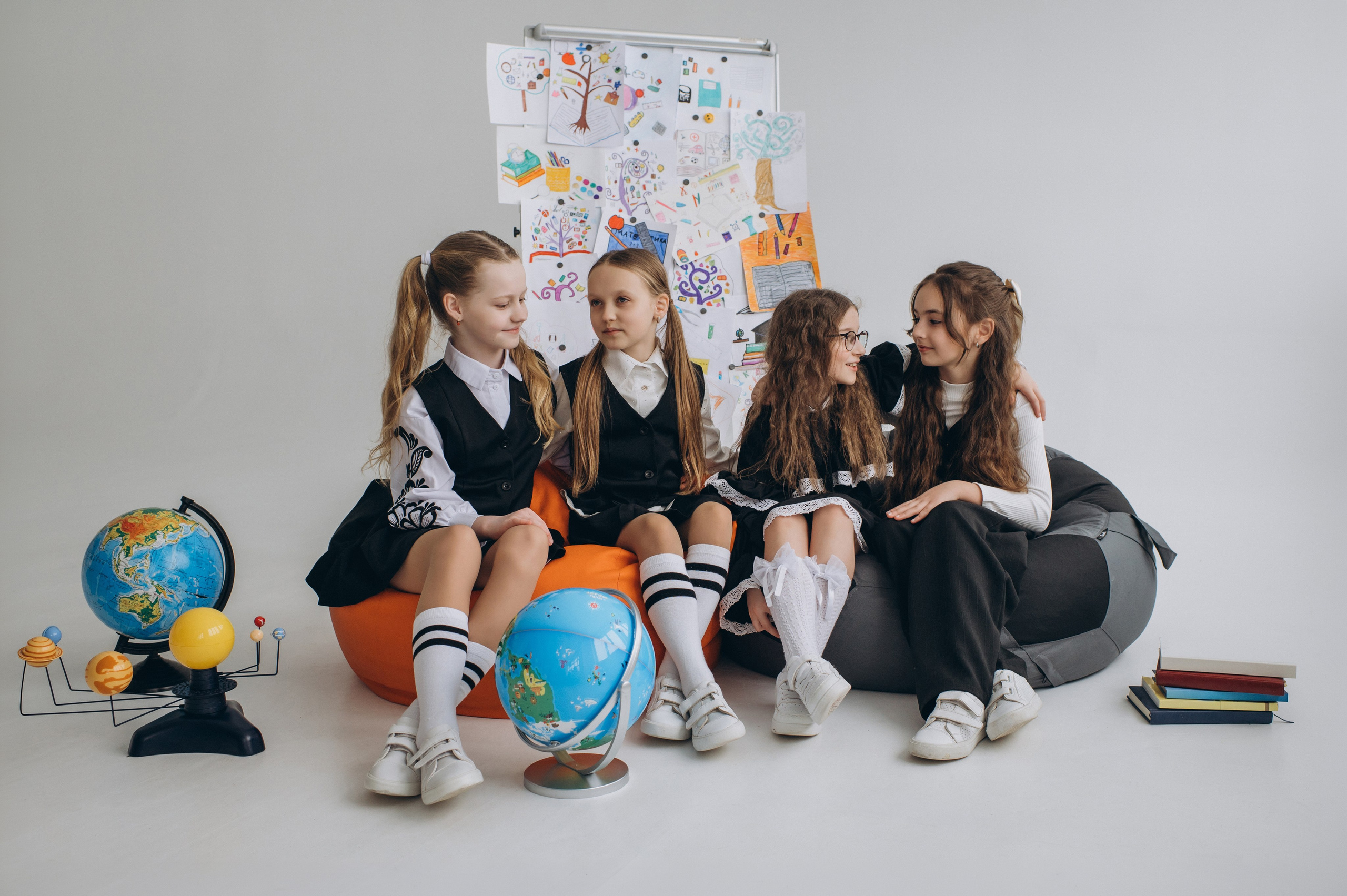 Фотосесія школярів у студії на шкільні фотоальбоми віньєтки Тернопіль, фотосесія випускників Тернопіль, шкільні фотокниги Тернопіль. Сімейний, дитячий та індивідуальний фотограф в м. Тернопіль, м. Львів