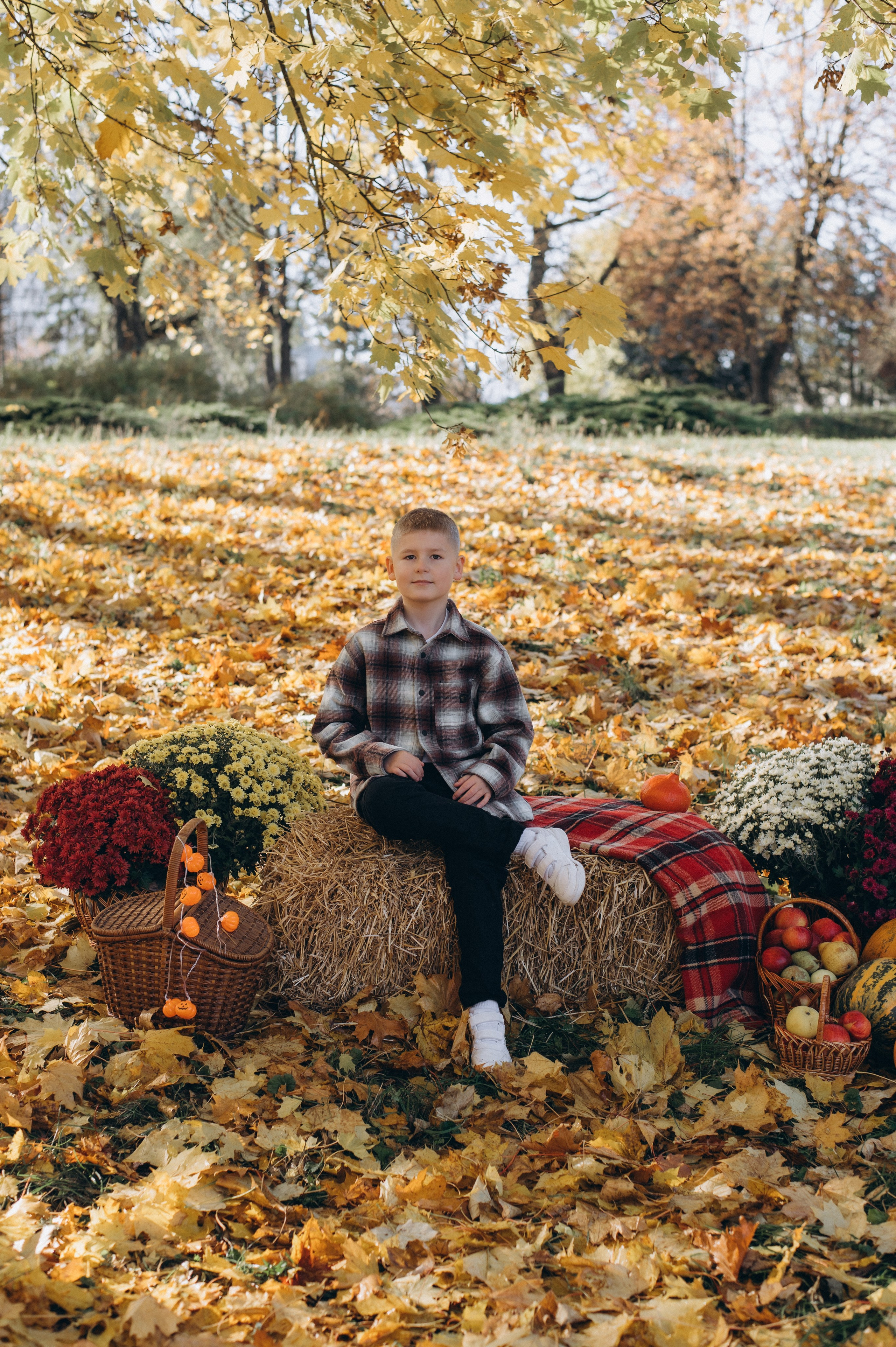 Осіння фотосесія 4 класу на віньєтки, випускні фотоальбоми Тернопіль, фотосесія випускників Тернопіль, шкільний випускний альбом Тернопіль. Сімейний, дитячий та індивідуальний фотограф в м. Тернопіль, м. Львів