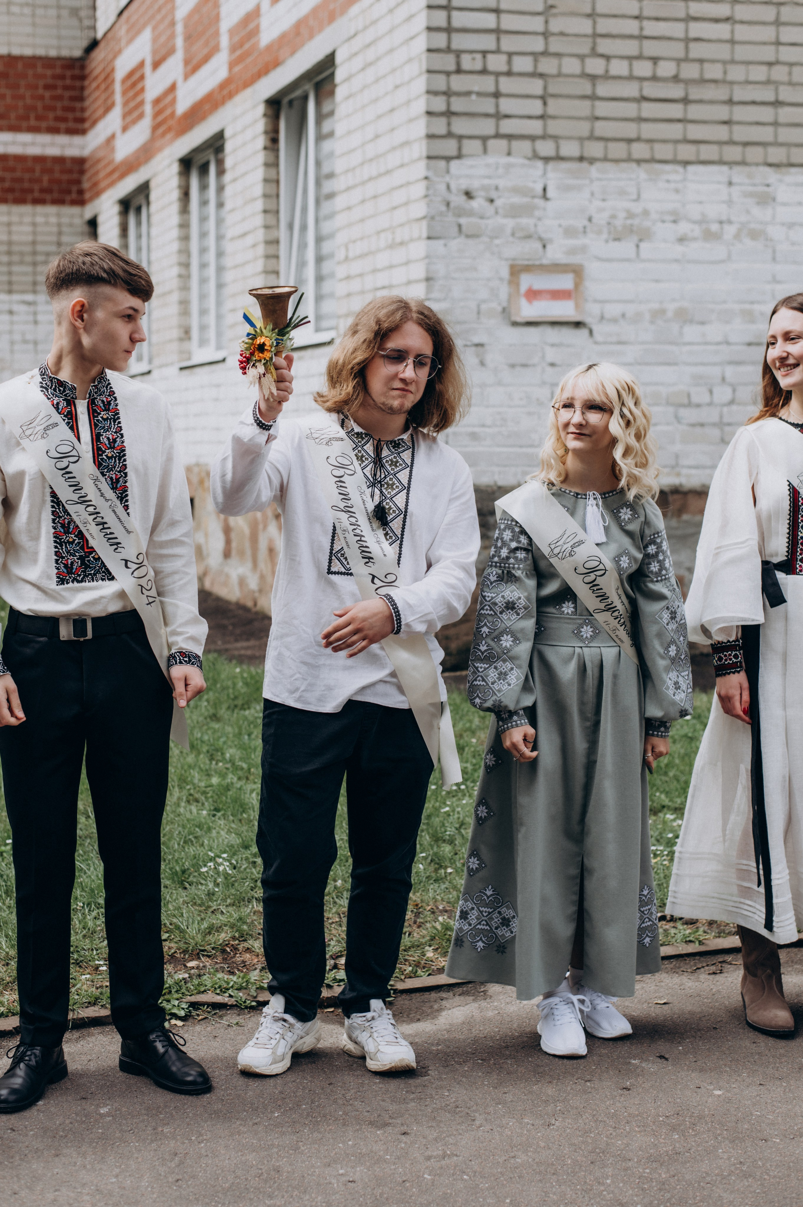 Фотосесія останнього дзвоника, фотосесія випускників Тернопіль, випускний 2024. Сімейний, дитячий та індивідуальний фотограф в м. Тернопіль, м. Львів