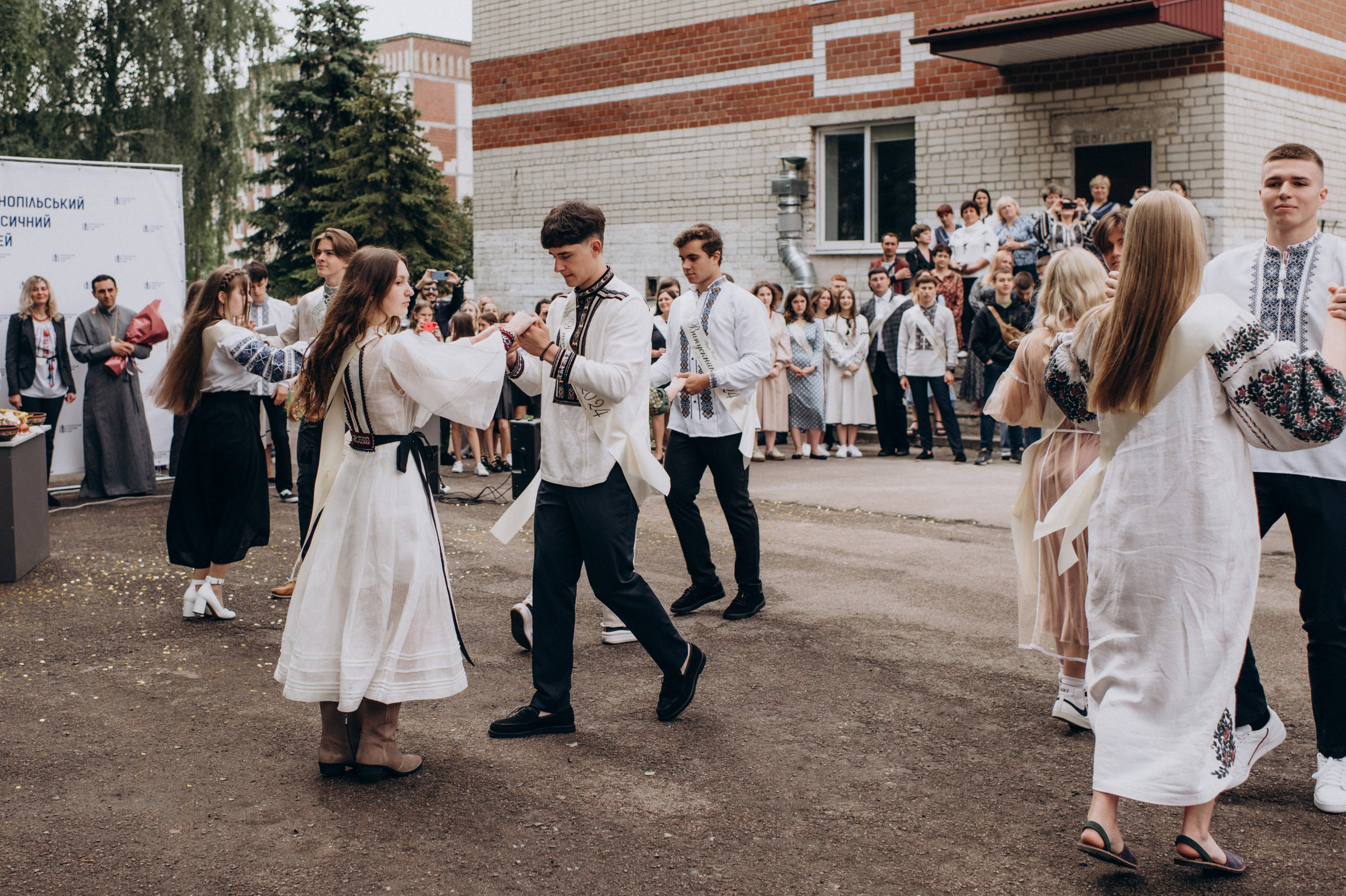 Фотосесія останнього дзвоника, фотосесія випускників Тернопіль, випускний 2024. Сімейний, дитячий та індивідуальний фотограф в м. Тернопіль, м. Львів