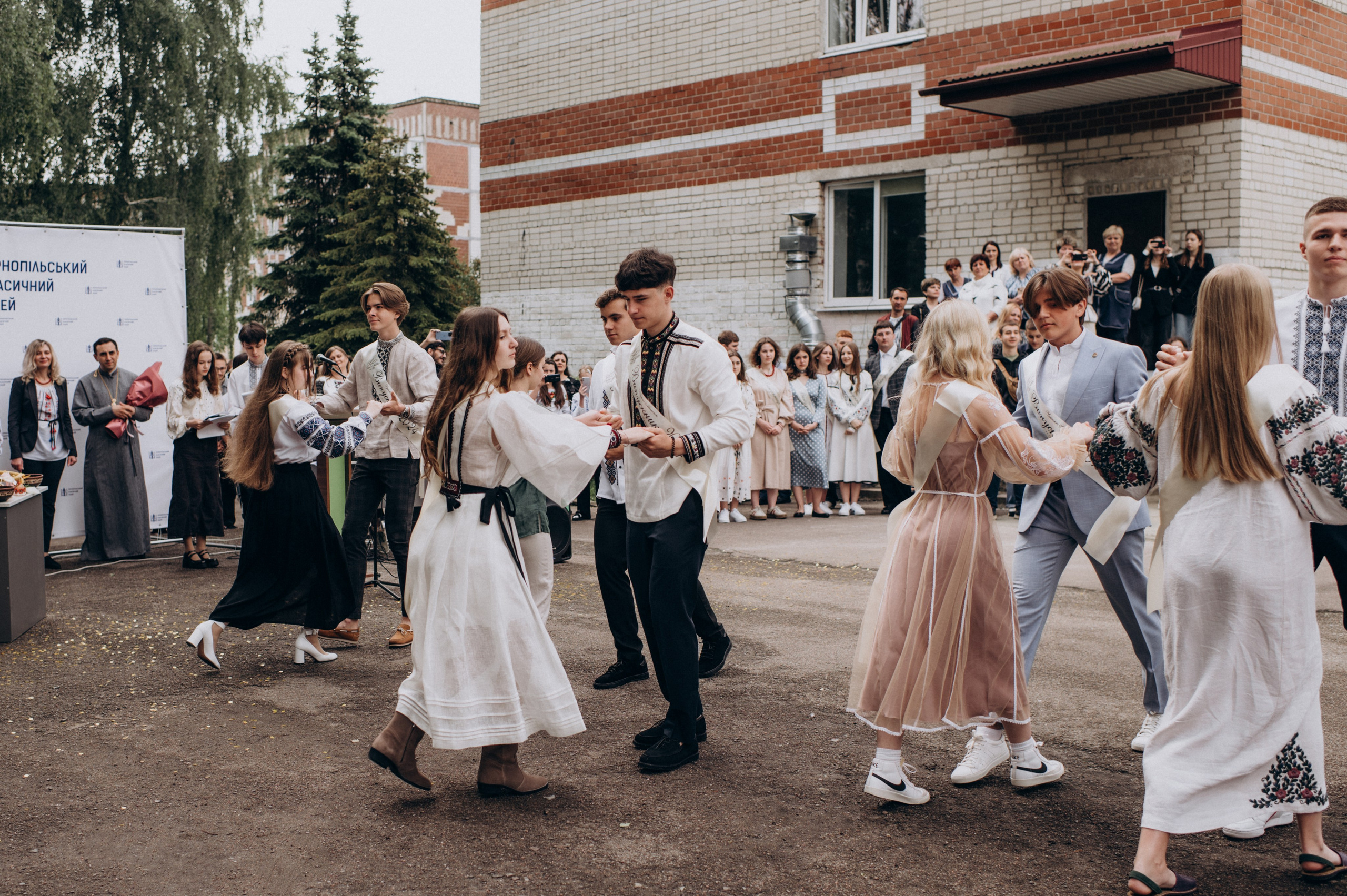 Фотосесія останнього дзвоника, фотосесія випускників Тернопіль, випускний 2024. Сімейний, дитячий та індивідуальний фотограф в м. Тернопіль, м. Львів