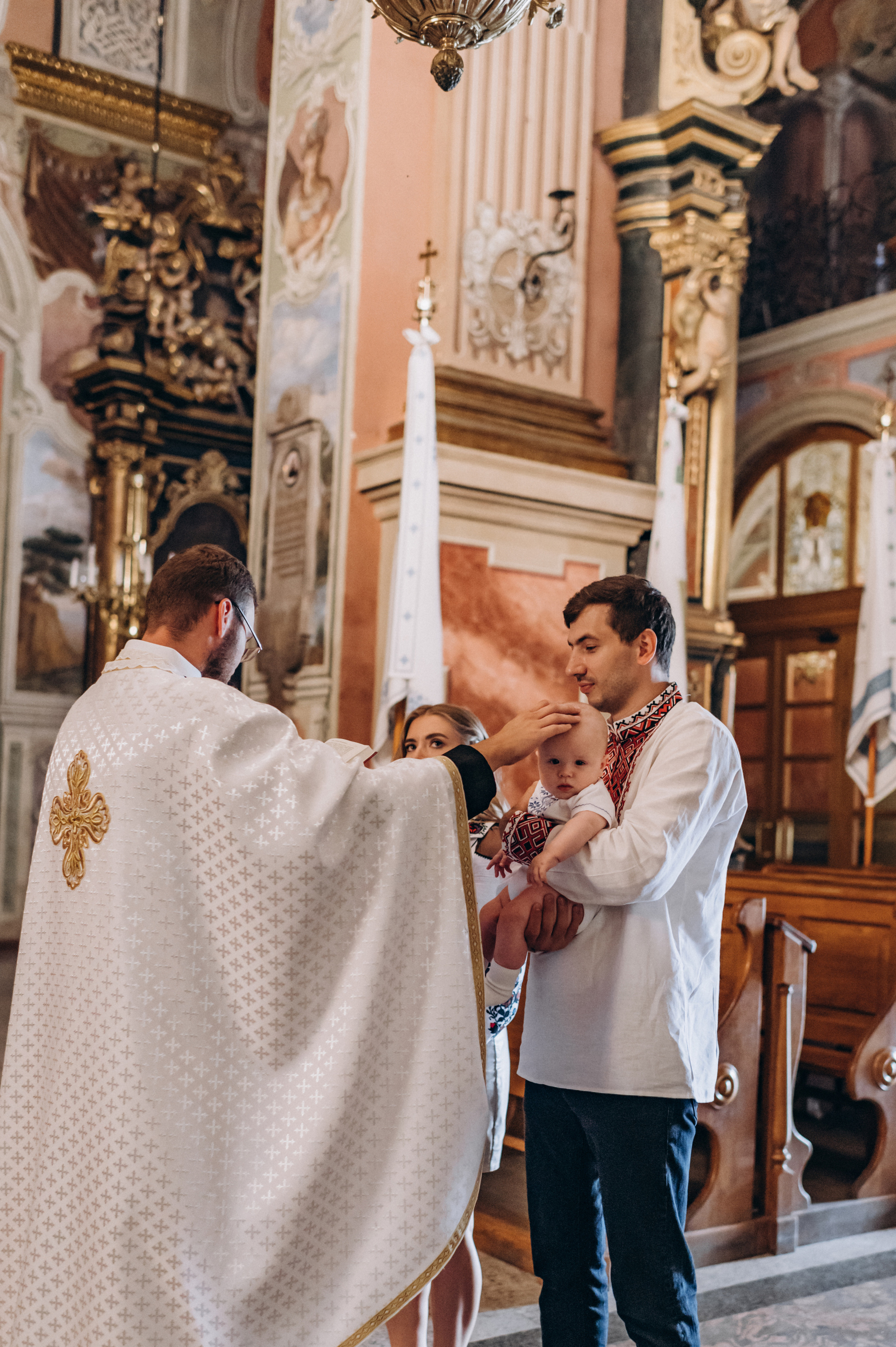 Хрещення Марка, Бернардинський монастир, Львів. Сімейний, дитячий та індивідуальний фотограф в м. Тернопіль, м. Львів