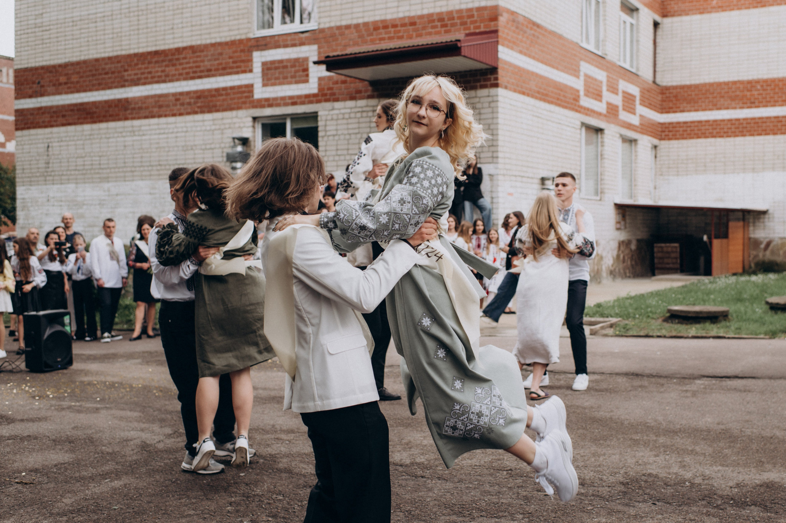 Фотосесія останнього дзвоника, фотосесія випускників Тернопіль, випускний 2024. Сімейний, дитячий та індивідуальний фотограф в м. Тернопіль, м. Львів