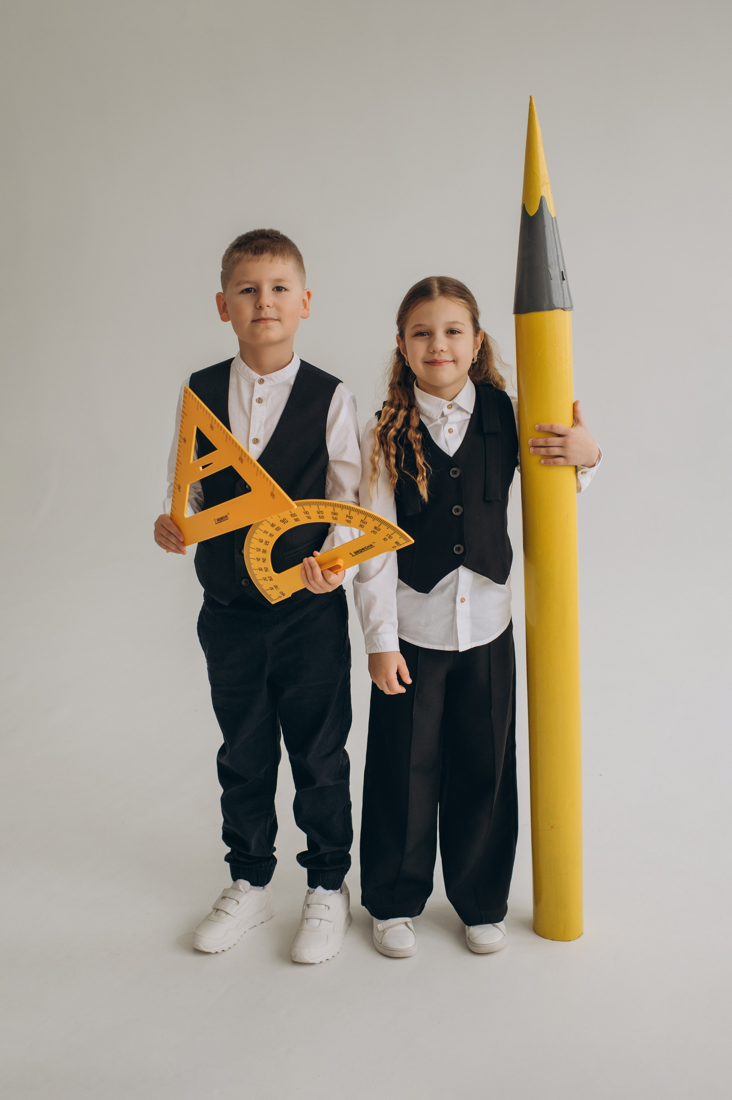 Фотосесія школярів у студії на шкільні фотоальбоми віньєтки Тернопіль, фотосесія випускників Тернопіль, шкільні фотокниги Тернопіль. Сімейний, дитячий та індивідуальний фотограф в м. Тернопіль, м. Львів