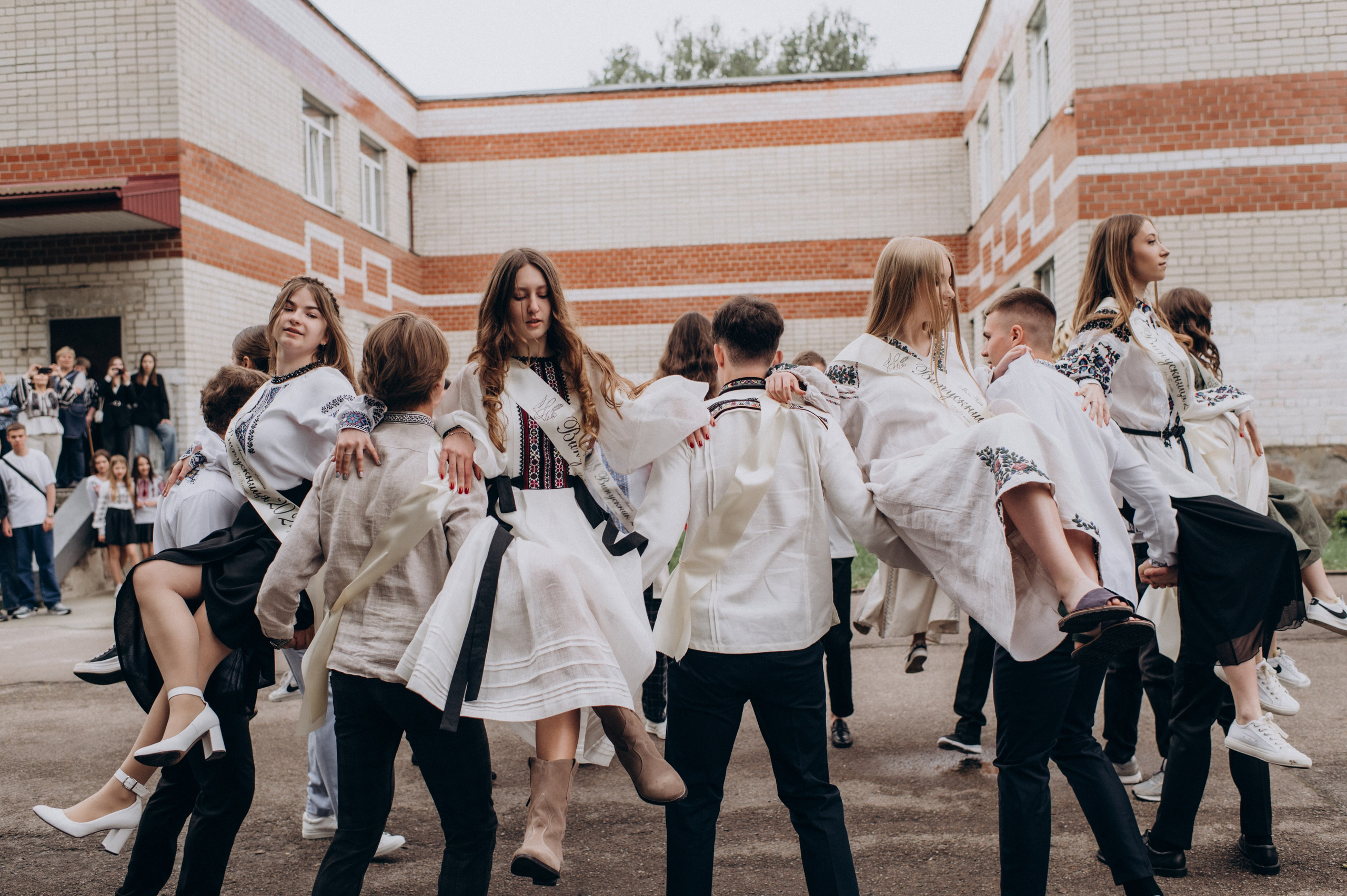Фотосесія останнього дзвоника, фотосесія випускників Тернопіль, випускний 2024. Сімейний, дитячий та індивідуальний фотограф в м. Тернопіль, м. Львів