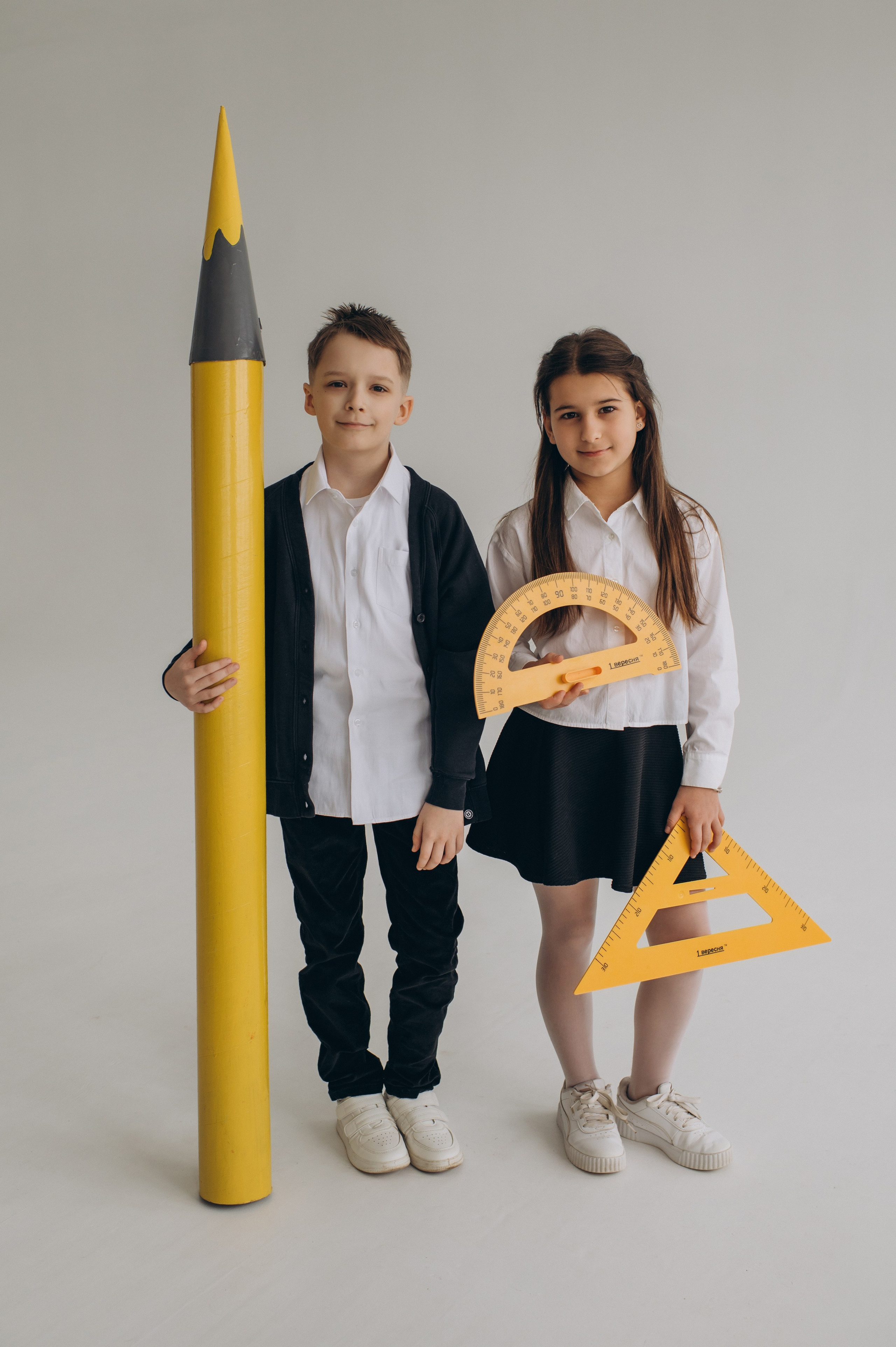 Фотосесія школярів у студії на шкільні фотоальбоми віньєтки Тернопіль, фотосесія випускників Тернопіль, шкільні фотокниги Тернопіль. Сімейний, дитячий та індивідуальний фотограф в м. Тернопіль, м. Львів