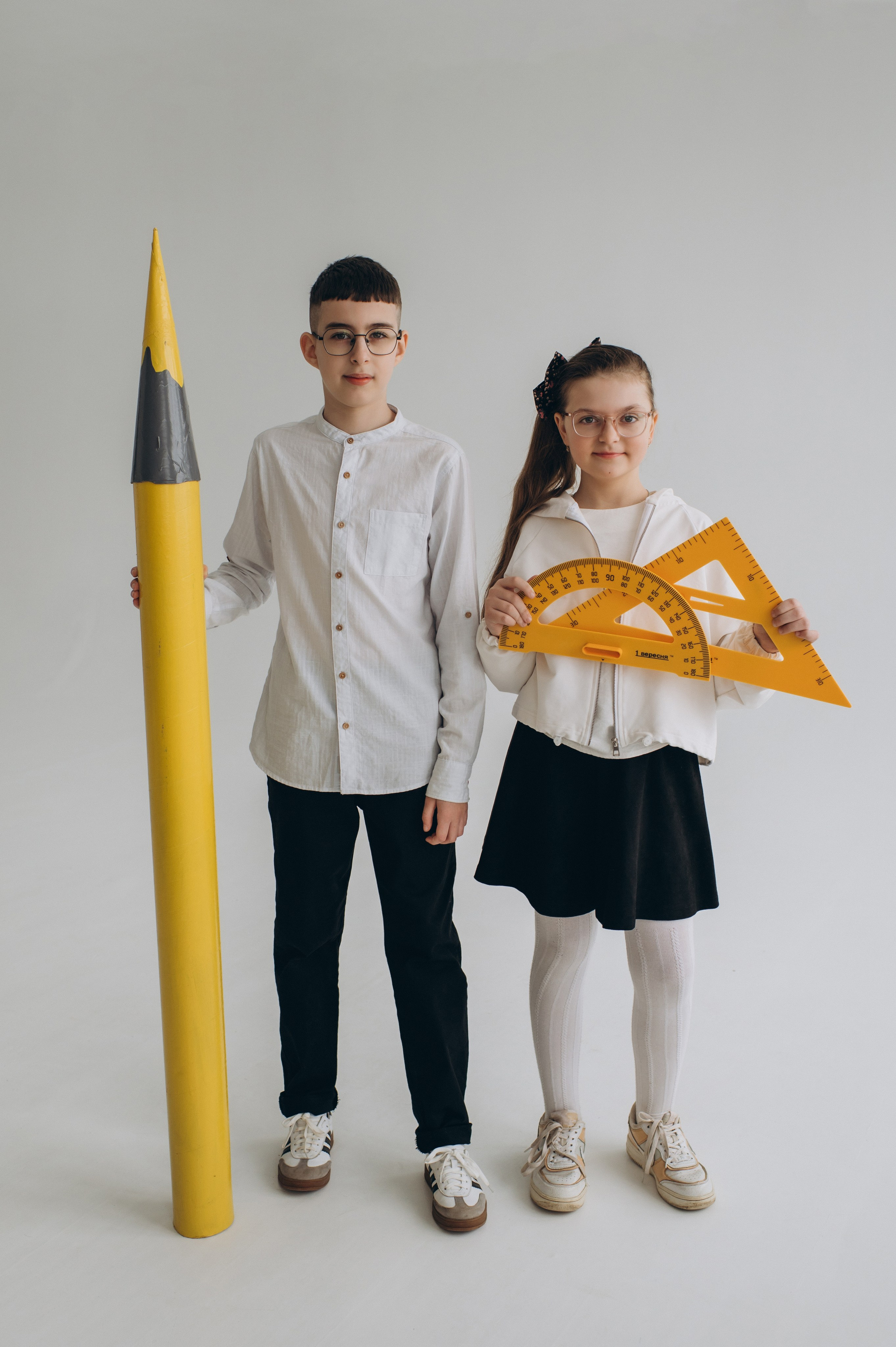 Фотосесія школярів у студії на шкільні фотоальбоми віньєтки Тернопіль, фотосесія випускників Тернопіль, шкільні фотокниги Тернопіль. Сімейний, дитячий та індивідуальний фотограф в м. Тернопіль, м. Львів