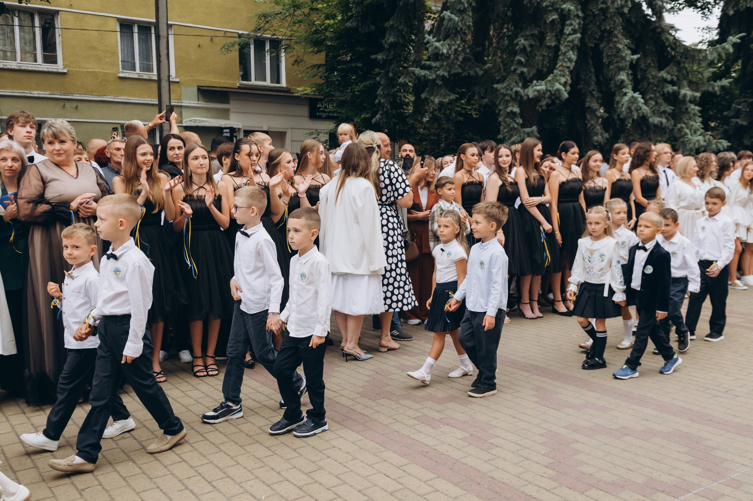 Перший дзвоник у Тернополі, фотосесія першокласників