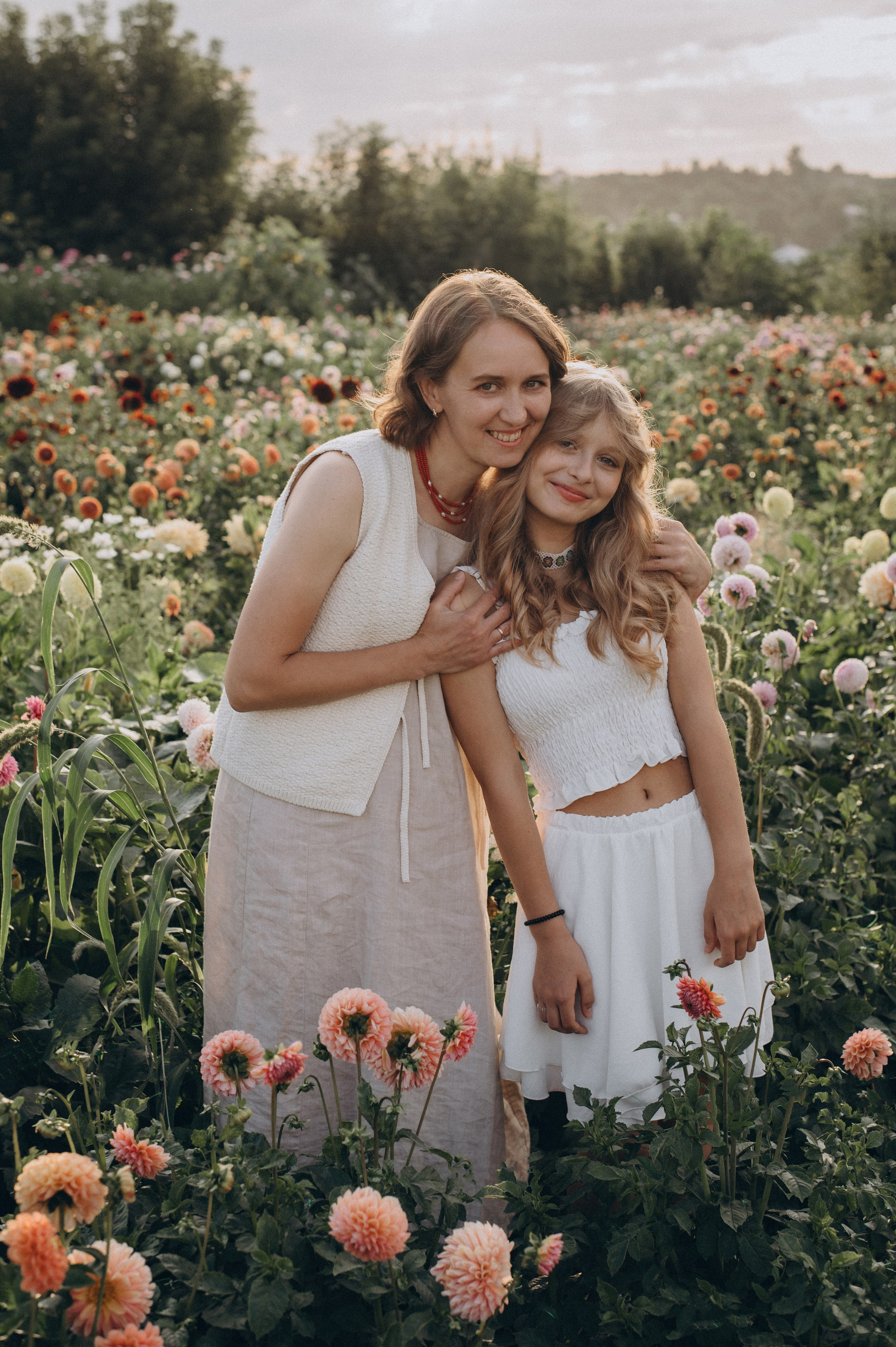 Сімейна фотосесія мами і доньки, сімейний фотограф Тернопіль, портретний фотограф, сімейна фотосесія Тернопіль, фотосесія в жоржинах. Сімейний, дитячий та індивідуальний фотограф в м. Тернопіль, м. Львів