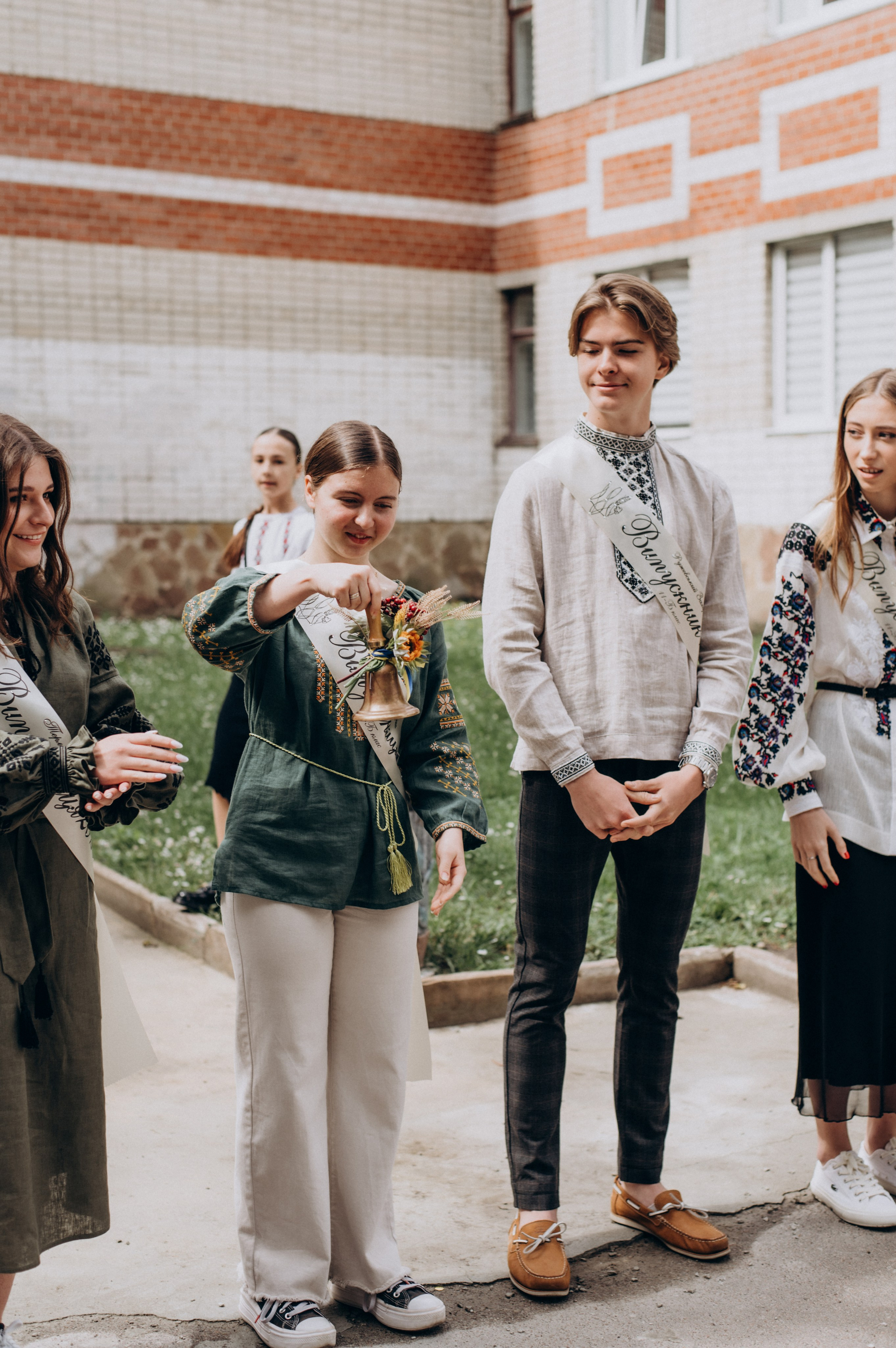 Фотосесія останнього дзвоника, фотосесія випускників Тернопіль, випускний 2024. Сімейний, дитячий та індивідуальний фотограф в м. Тернопіль, м. Львів