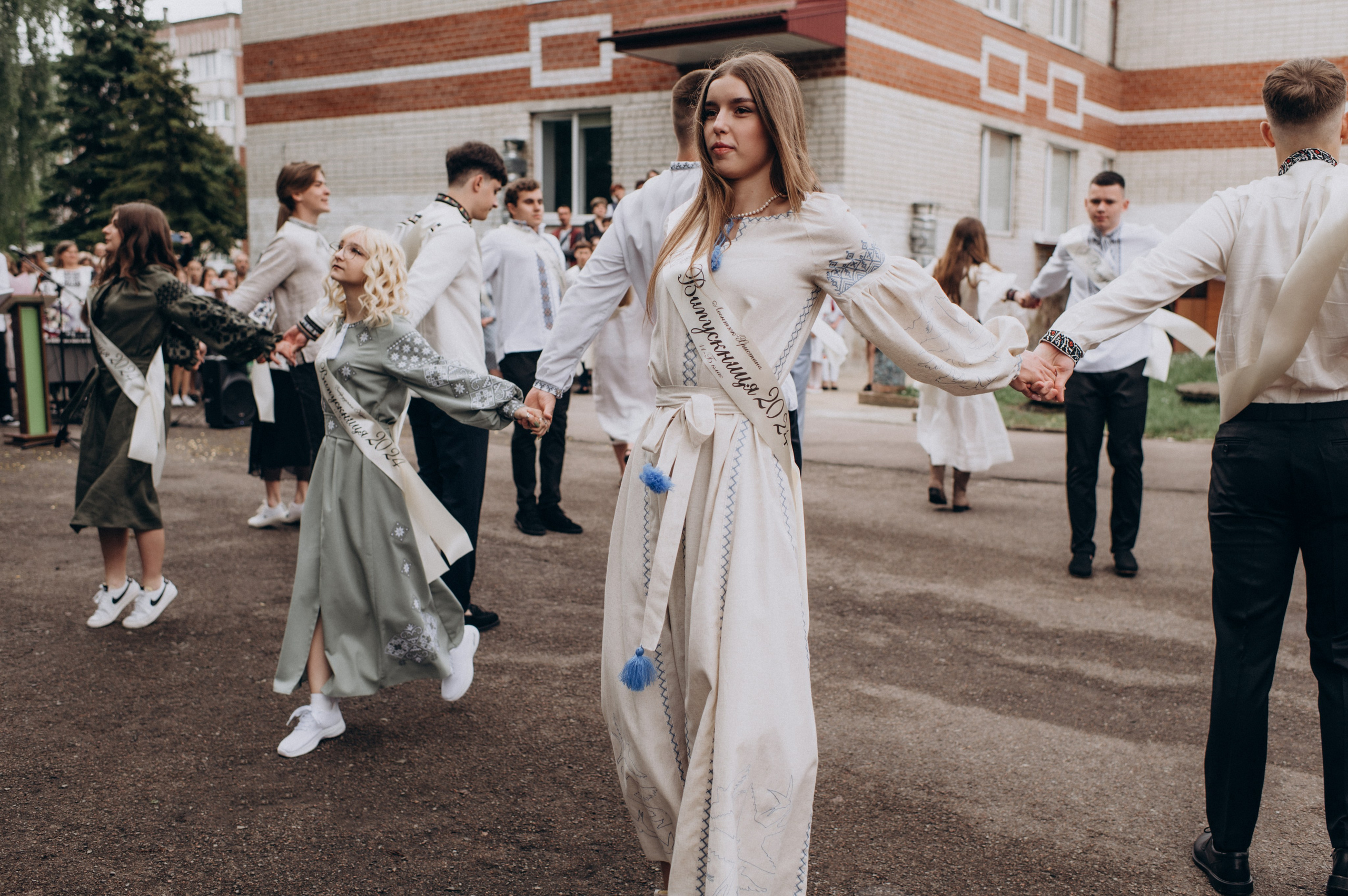 Фотосесія останнього дзвоника, фотосесія випускників Тернопіль, випускний 2024. Сімейний, дитячий та індивідуальний фотограф в м. Тернопіль, м. Львів