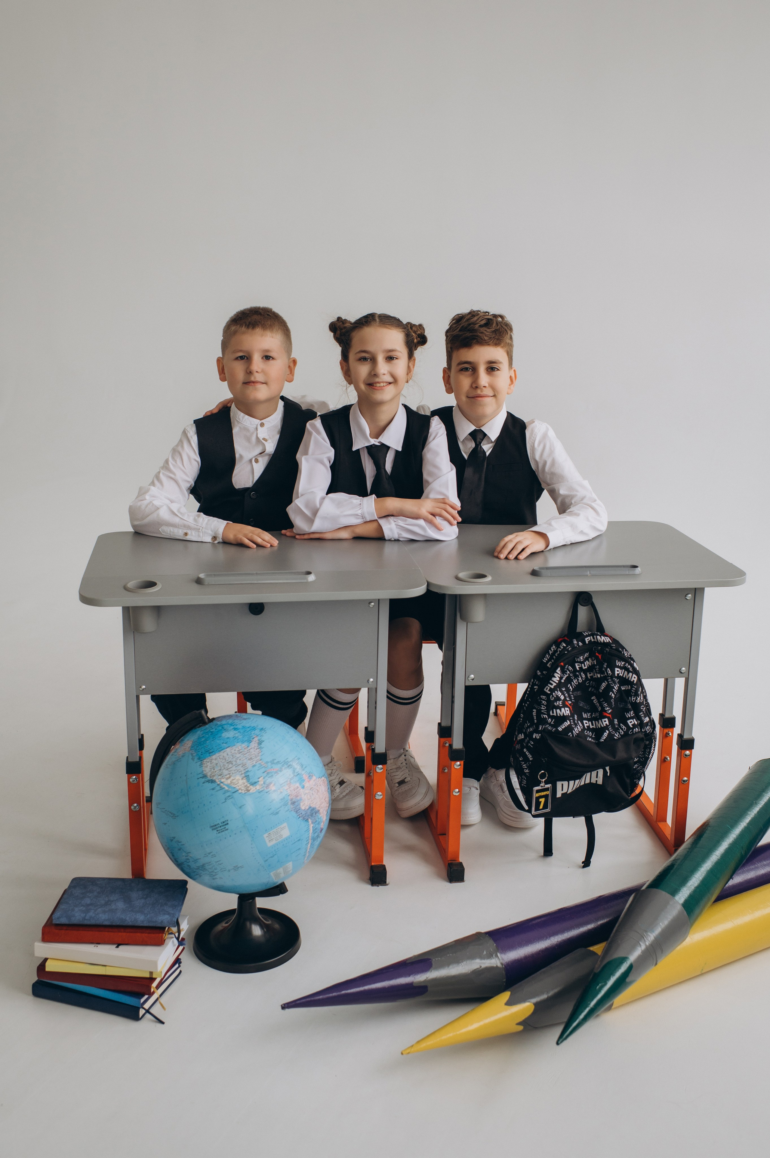 Фотосесія школярів у студії на шкільні фотоальбоми віньєтки Тернопіль, фотосесія випускників Тернопіль, шкільні фотокниги Тернопіль. Сімейний, дитячий та індивідуальний фотограф в м. Тернопіль, м. Львів