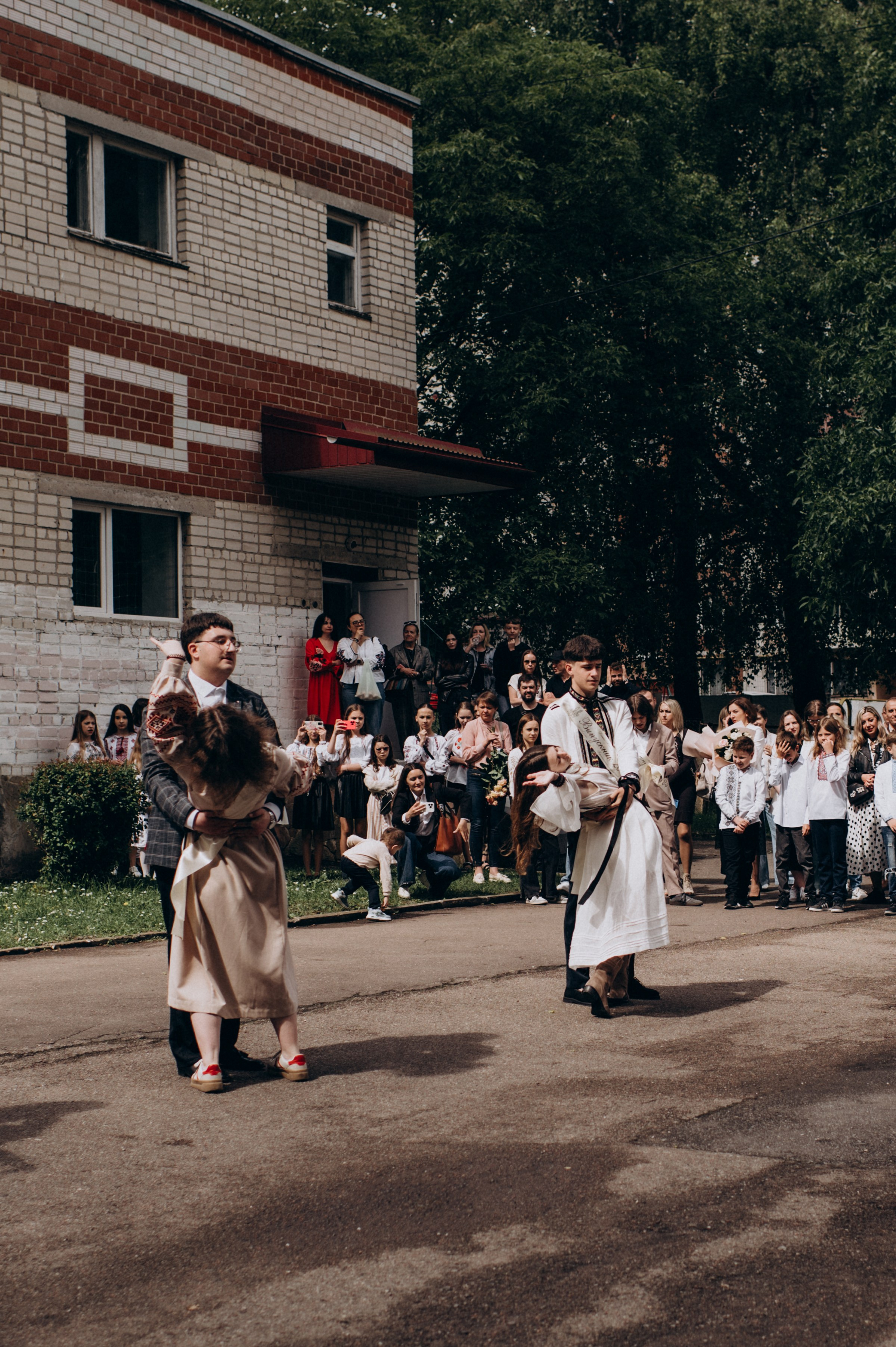 Фотосесія останнього дзвоника, фотосесія випускників Тернопіль, випускний 2024. Сімейний, дитячий та індивідуальний фотограф в м. Тернопіль, м. Львів