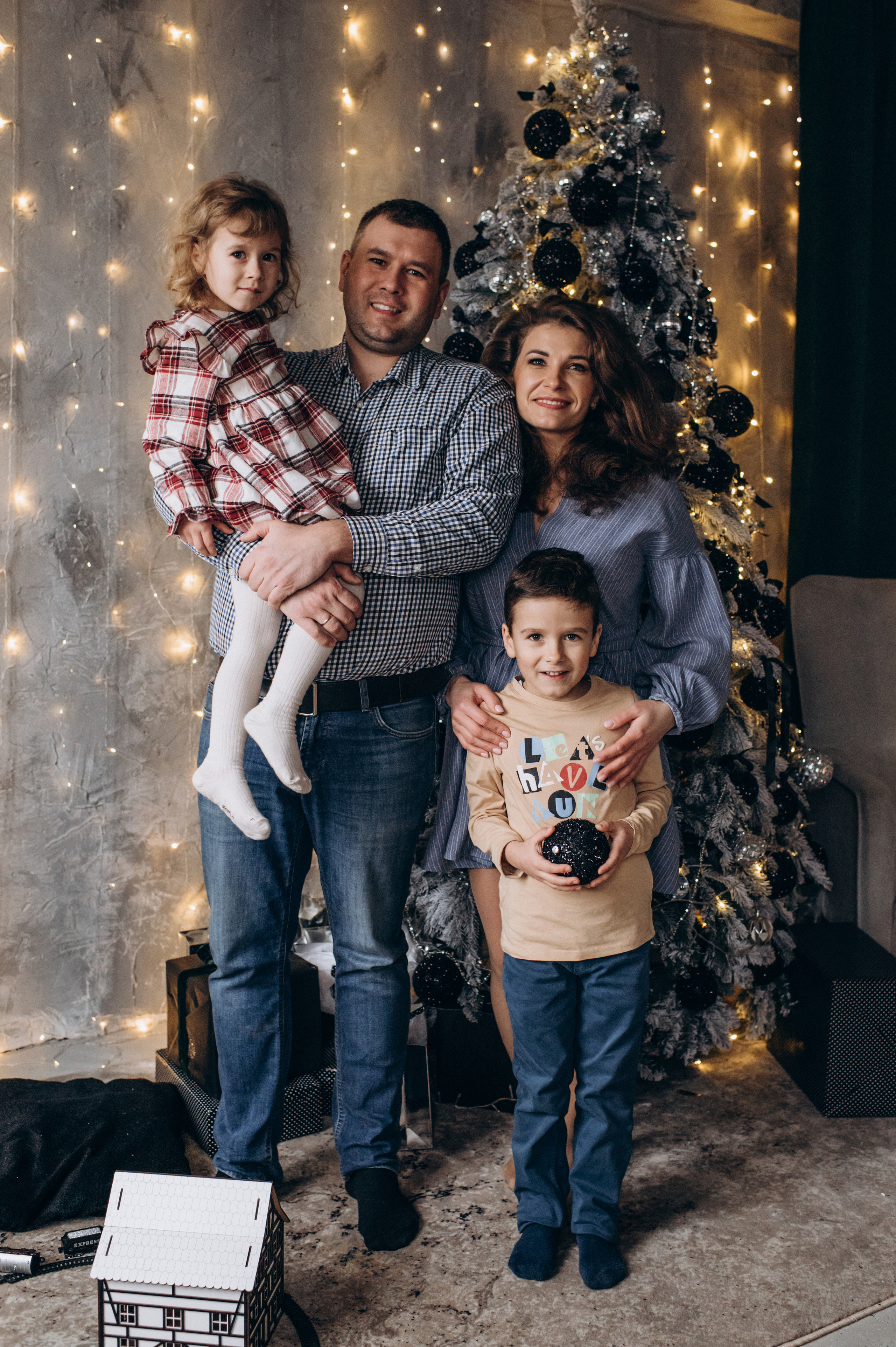 Новорічна сімейна зйомка у студії. Сімейний, дитячий та індивідуальний фотограф в м. Тернопіль, м. Львів